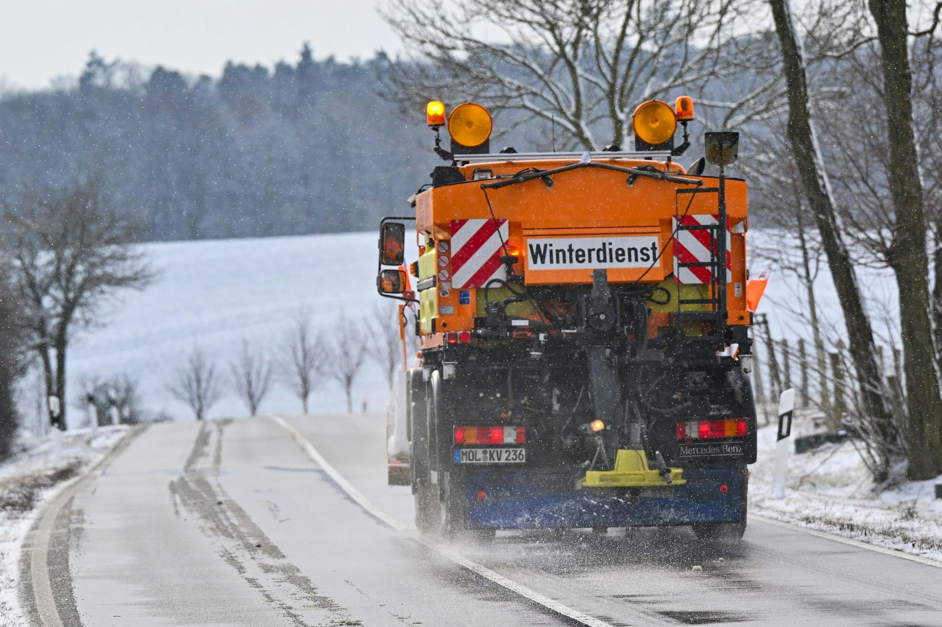 Auftritt für den Winterdienst: In der Nacht zum Donnerstag müssen viele Straßen in Deutschland noch einmal geräumt werden, denn es kommt ordentlich Neuschnee nach.