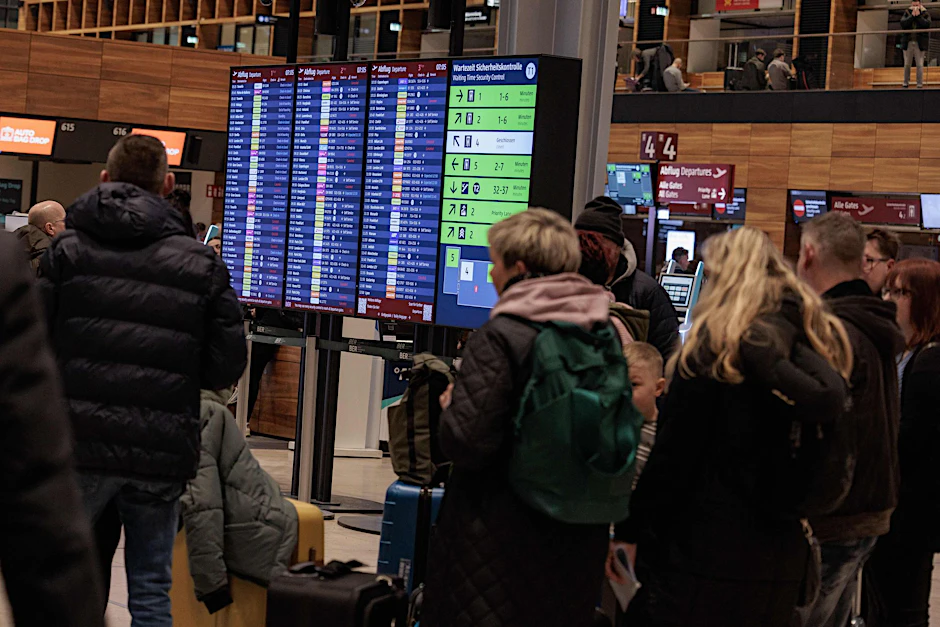 Fluggäste warten am Hauptstadtflughafen BER.