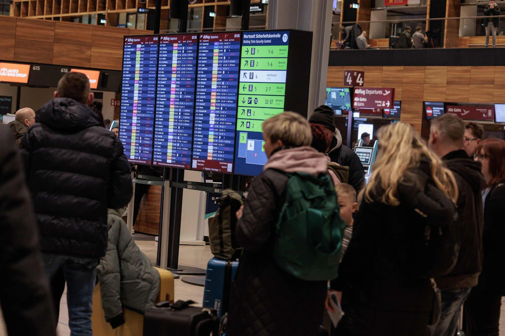 Fluggäste warten am Hauptstadtflughafen BER.