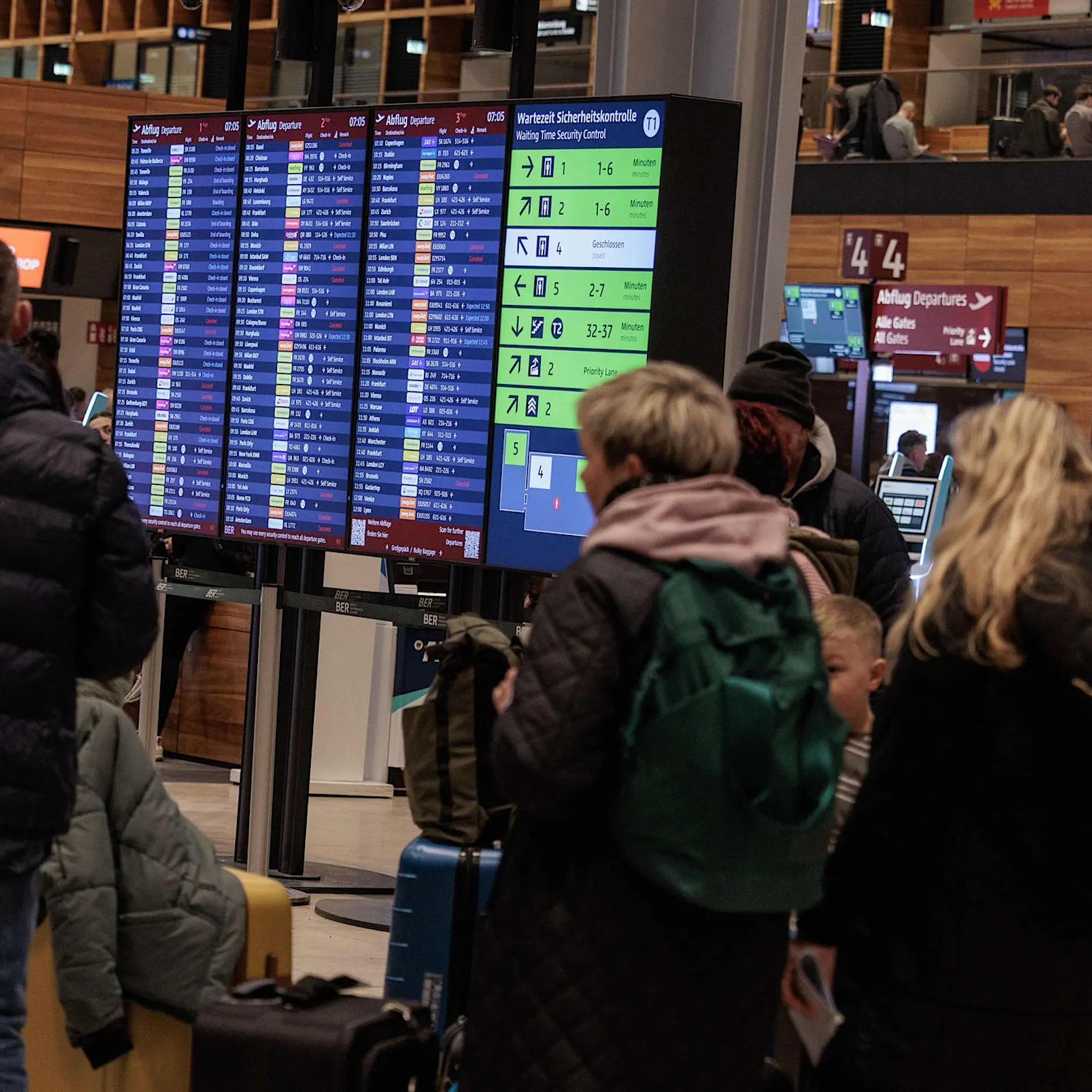 18 Stunden kalter BER-Boden statt Kreuzfahrt: Familie bleibt auf 6000 Euro sitzen