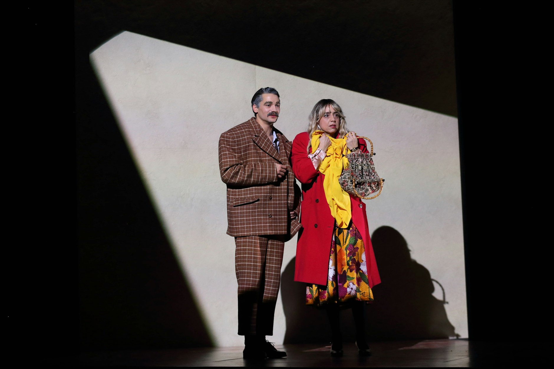 Doga Gürer als Matwej Alexandrowitsch und Cigdem Teke als Maria Nikolajewna im Stück „Zukunftsmusik“ im Maxim-Gorki-Theater in Berlin.