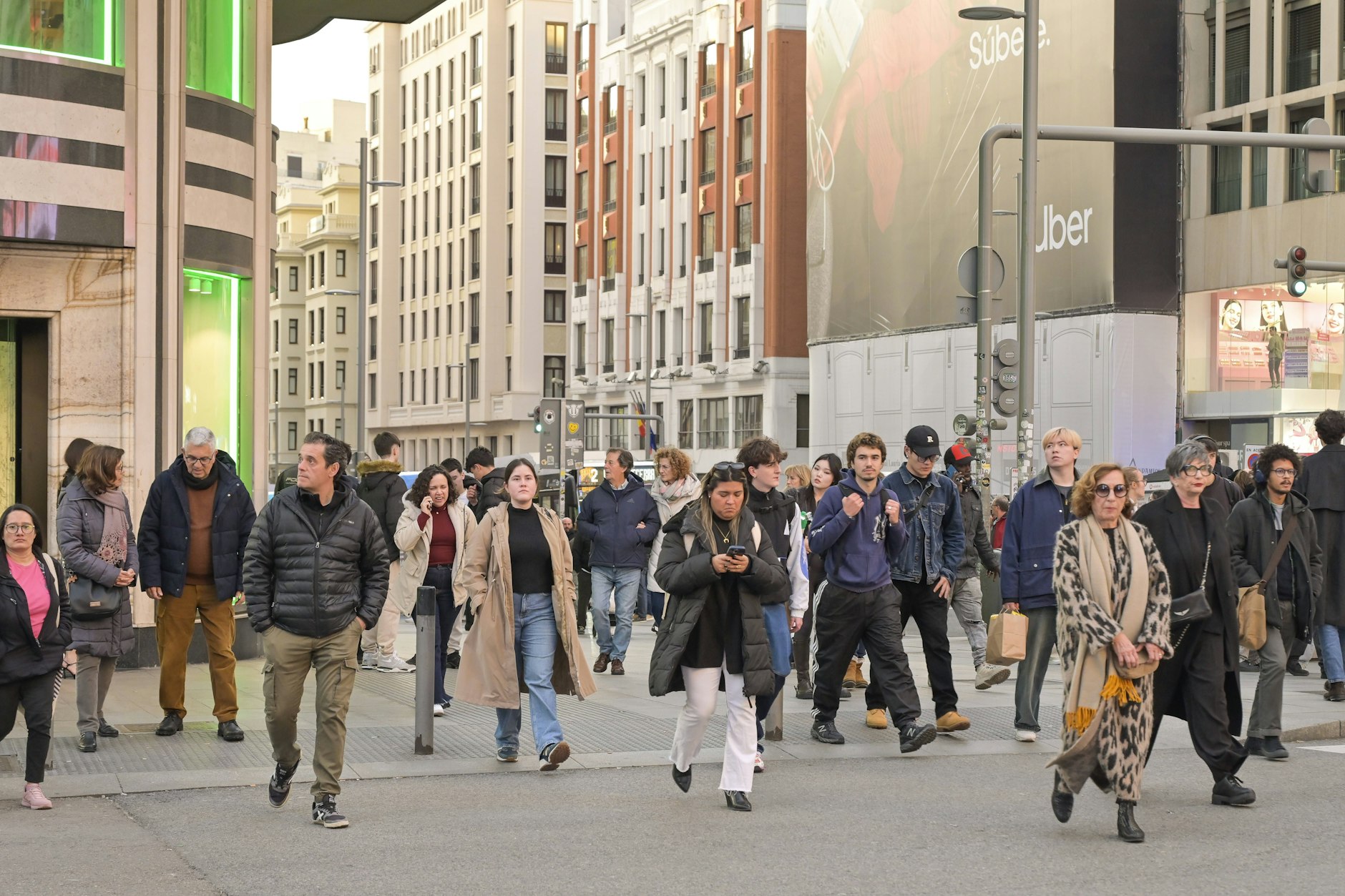 Nach Schätzungen der Polizei könne die Zahl der Legalisierungsanträge in Spanien doppelt so hoch ausfallen wie von der Regierung genannt.