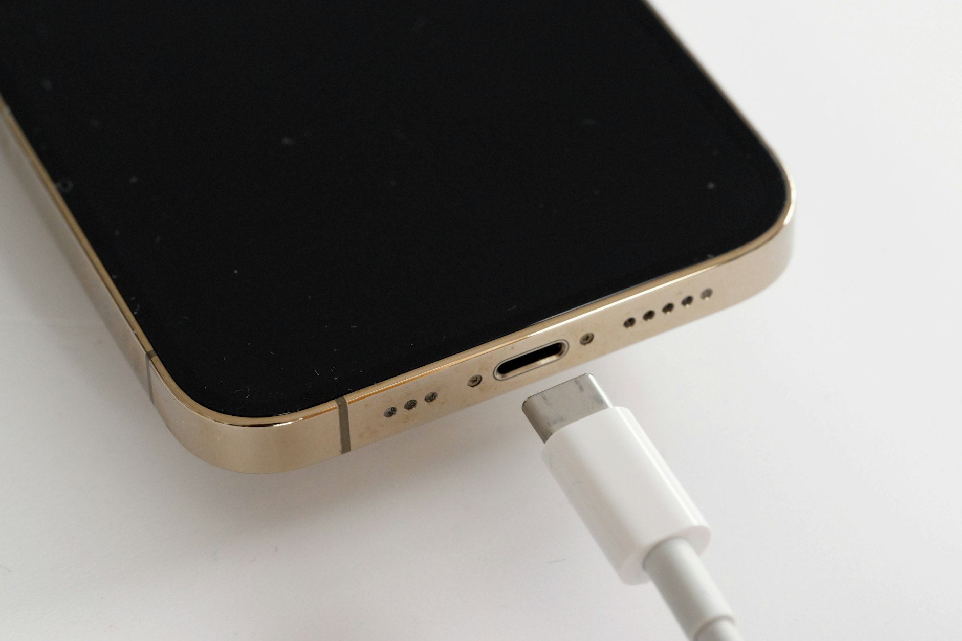 Beim Laden des Smartphones kommt es auf die richtige Reihenfolge an.