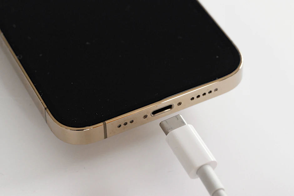 Beim Laden des Smartphones kommt es auf die richtige Reihenfolge an.