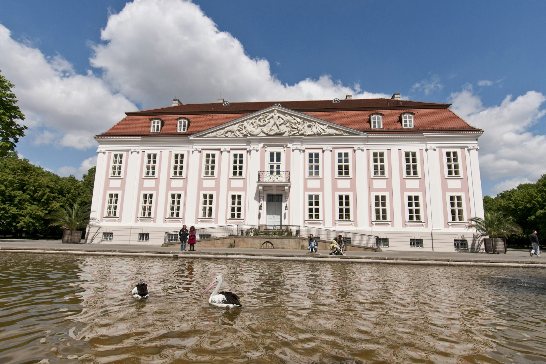 Das Schloss Friedrichsfelde im Tierpark Berlin wurde 1695 erbaut. Die heutige Form erhielt das Schloss im Jahr 1800.