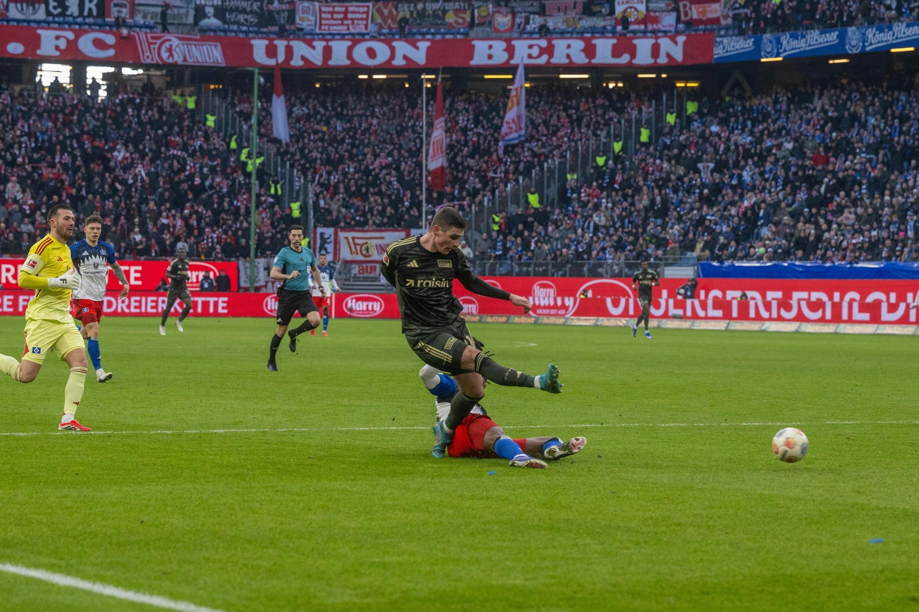 Brutal bitter: Union-Stürmer Andrej Ilic trifft beim Spiel in Hamburg gegen den HSV das leere Tor nicht.