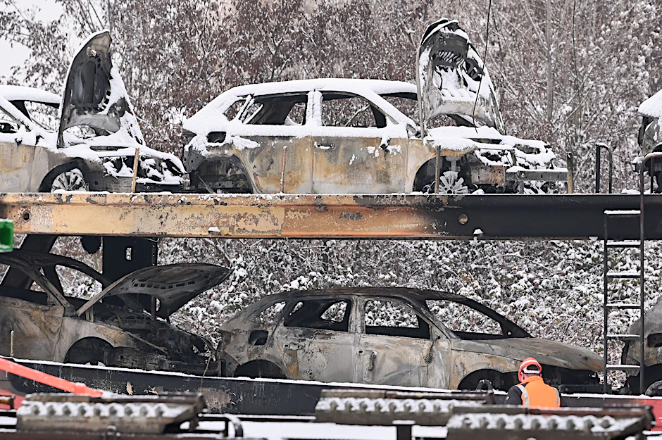 Nach dem Brand auf einen Güterzug in Magdeburg ist der Fernverkehr massiv gestört.