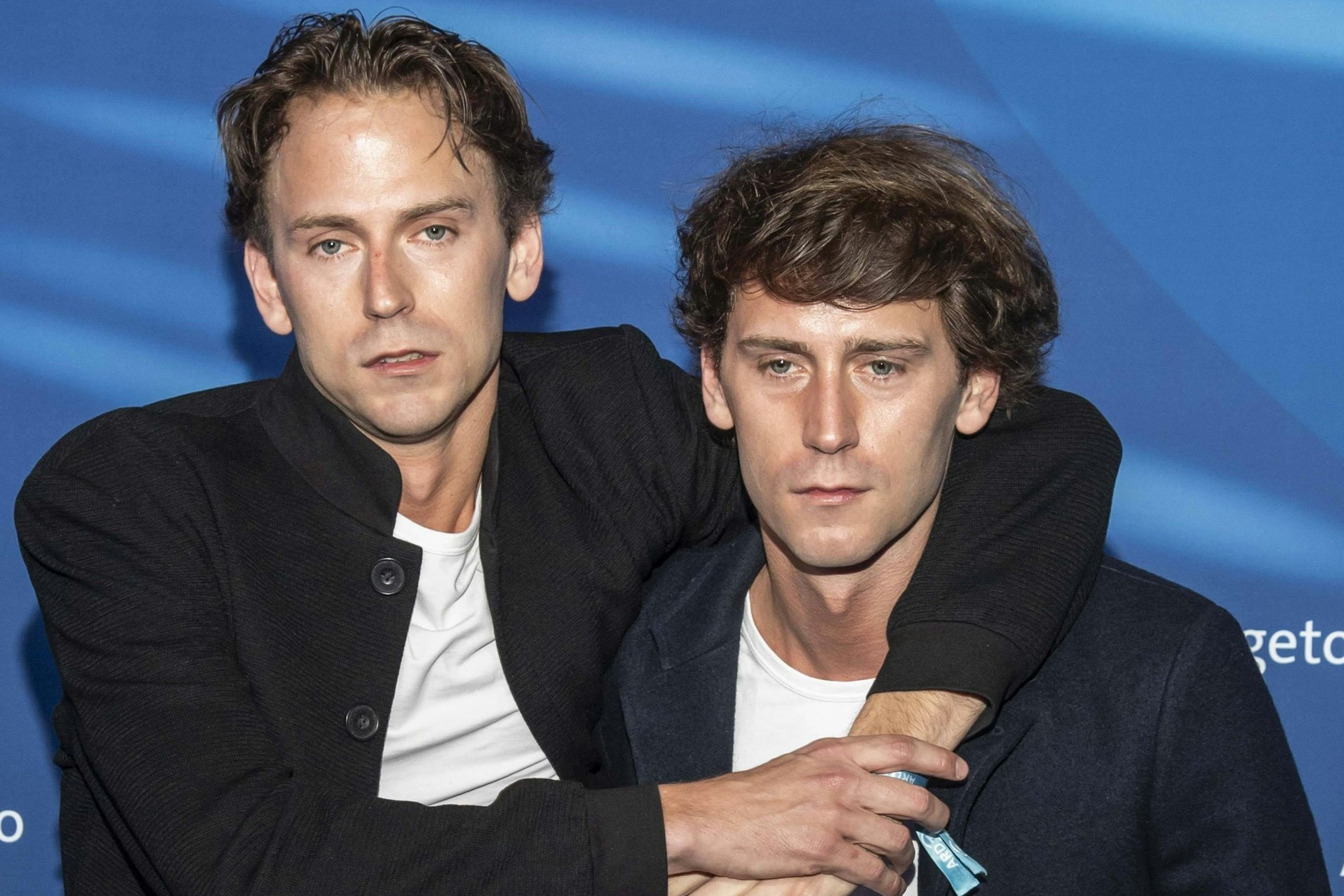 Emil Belton und Oskar Belton zu Gast auf dem blauen Teppich bei der ARD Blue Hour 2026.