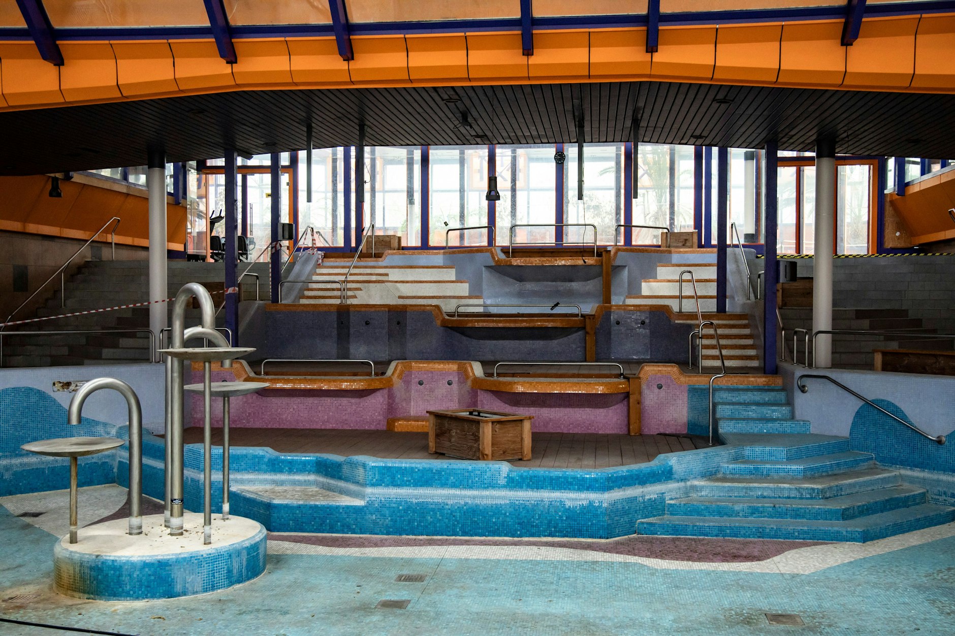 So sah das SEZ innen aus – bei Dreharbeiten für die neue ZDF-Serie „KraNK“ im November 2023. Heute kommt niemand mehr in das Haus.