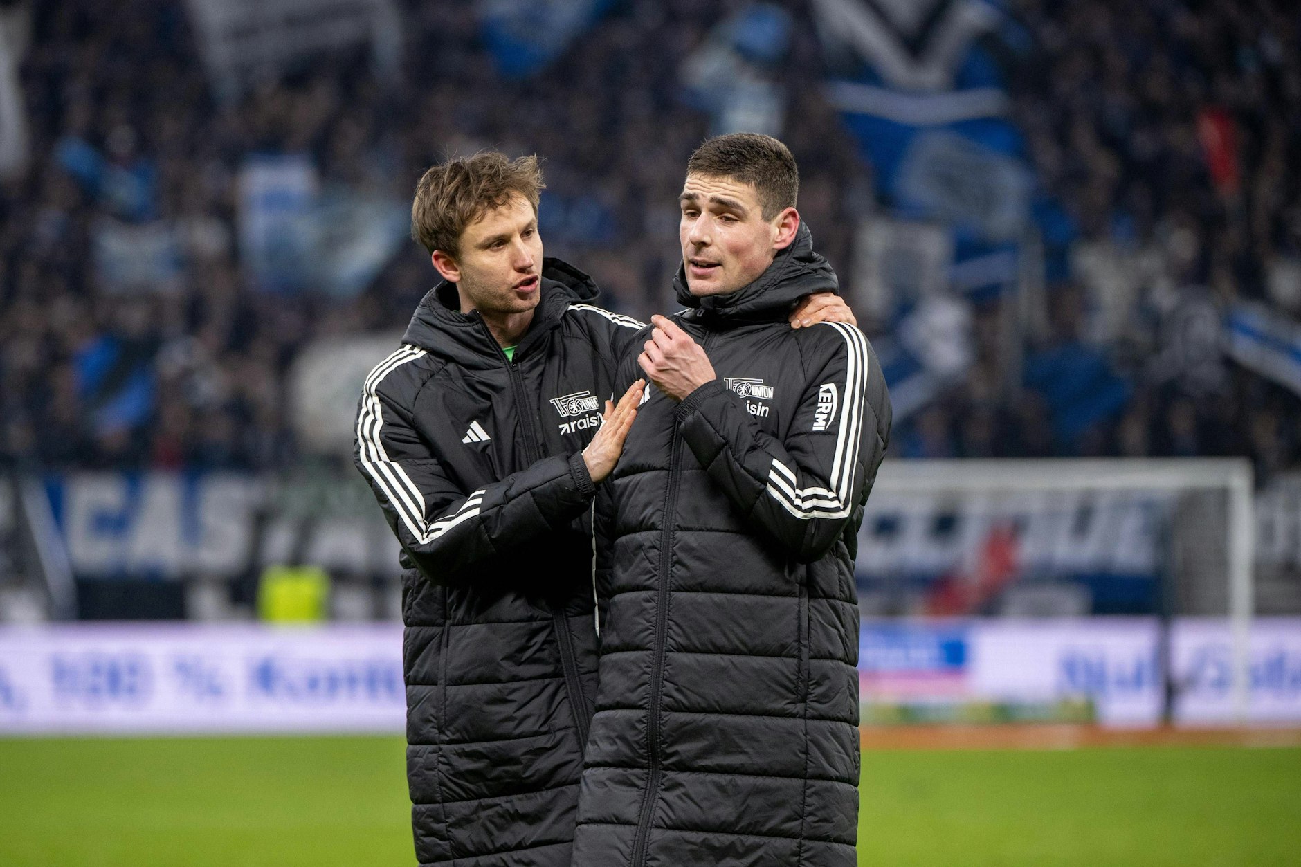 Keine Vorwürfe, sondern Aufmunterung nach der 2:3-Niederlage beim Hamburger SV: Torwart Frederik Rönnow (l.) findet tröstende Worte für Andrej Ilic, den Stürmer des 1. FC Union Berlin.