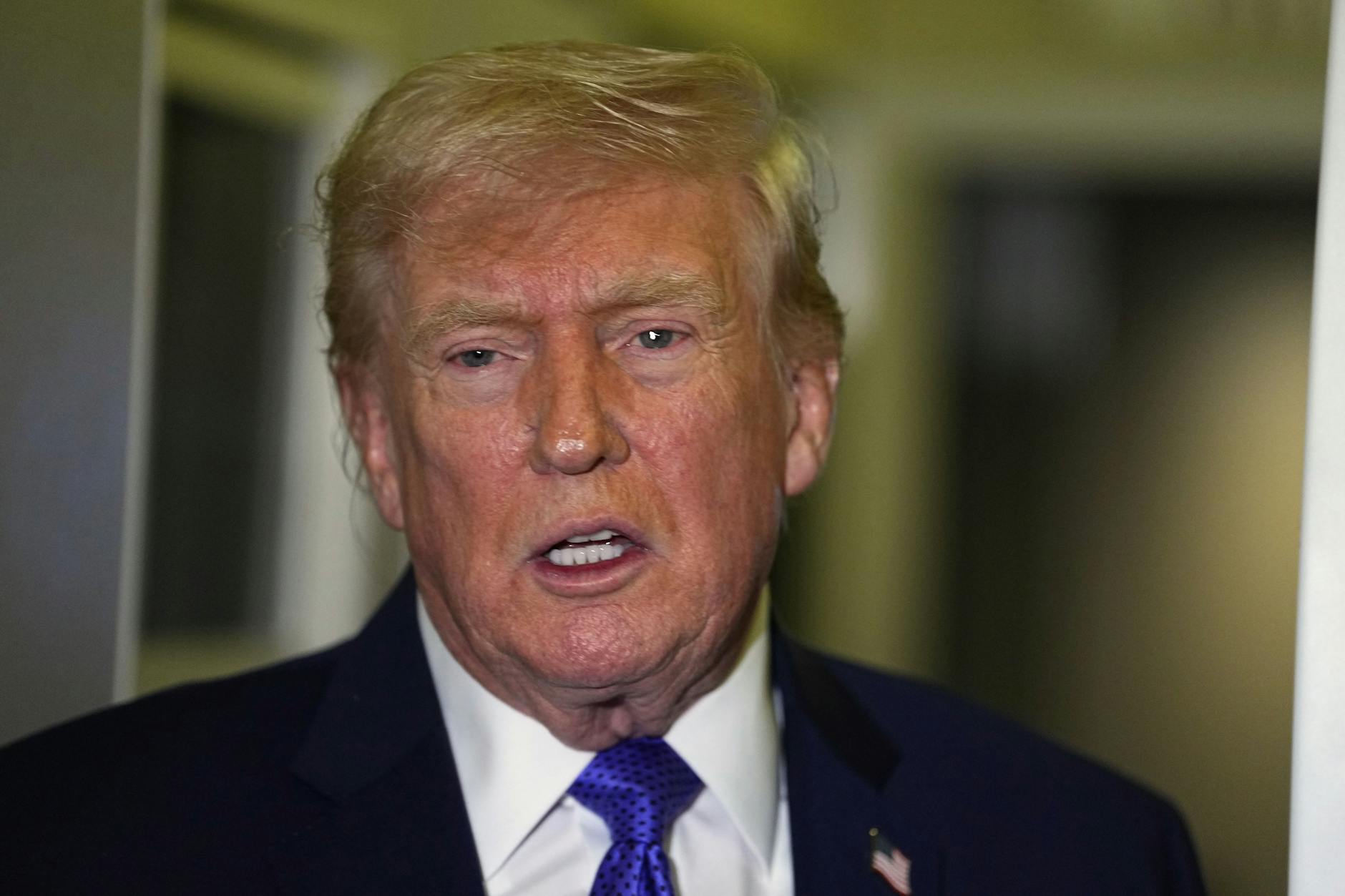 US-Präsident Donald Trump spricht mit Reportern an Bord der Air Force One.