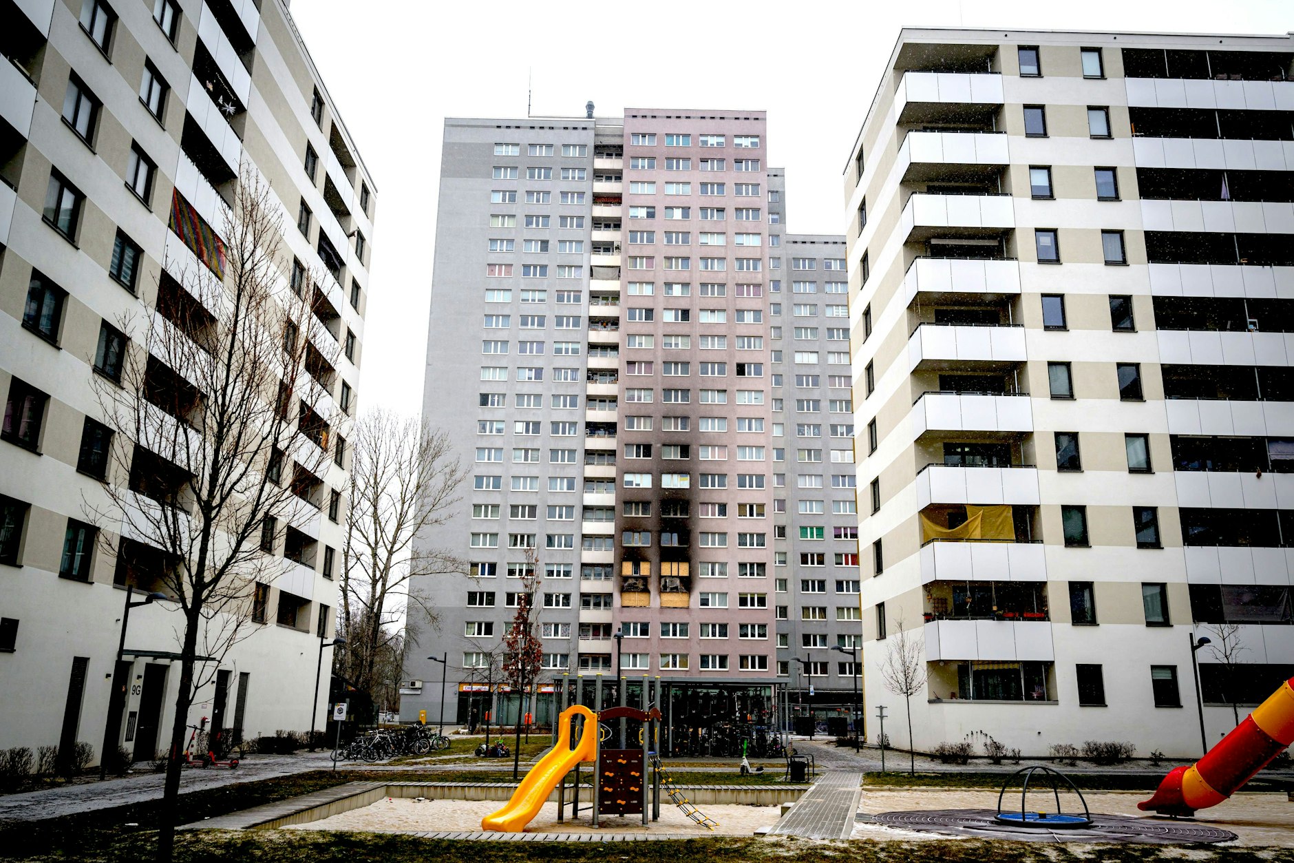 In der vergangenen Woche brannte es in der dritten Etage eines Hochhauses in der Dolgenseestraße. die Spuren sind noch deutlich zu sehen.