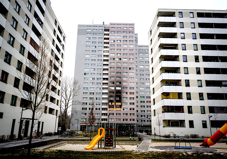 In der vergangenen Woche brannte es in der dritten Etage eines Hochhauses in der Dolgenseestraße, die Spuren sind noch deutlich zu sehen.