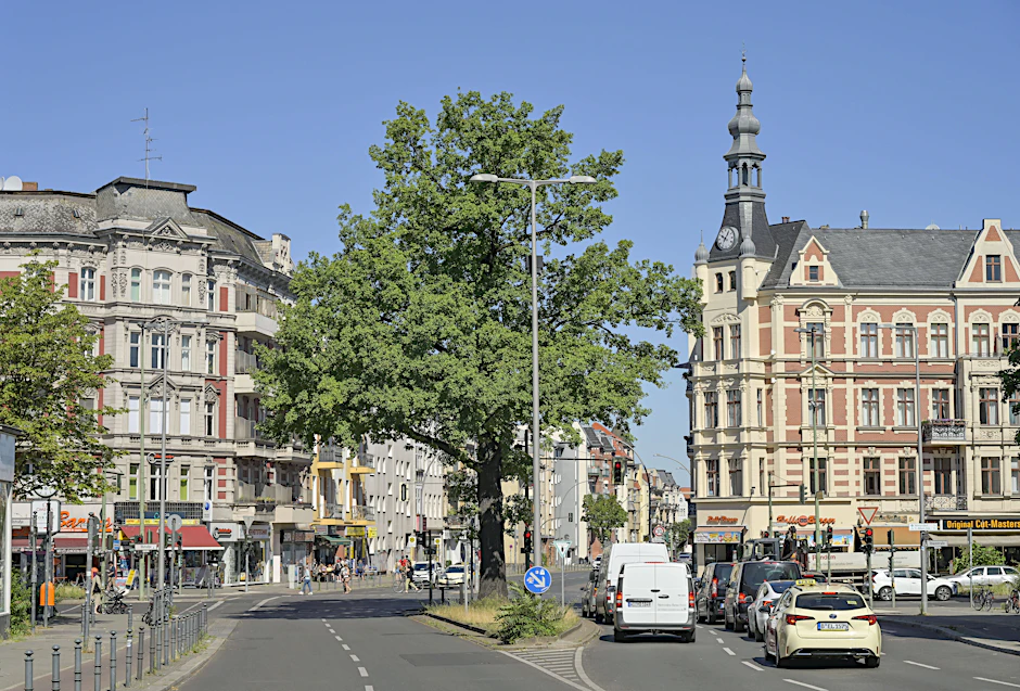 Die Saarstraße, Höhe Kaisereiche, an der Grenze von Schöneberg zu Steglitz. Hier sollen Autofahrer weiter 30 fahren.
