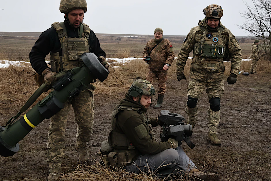 Soldaten bereiten während einer Übung in der Nähe der Frontlinie in der Region Saporischschja ein Panzerabwehrraketensystem FGM-148 Javelin vor.