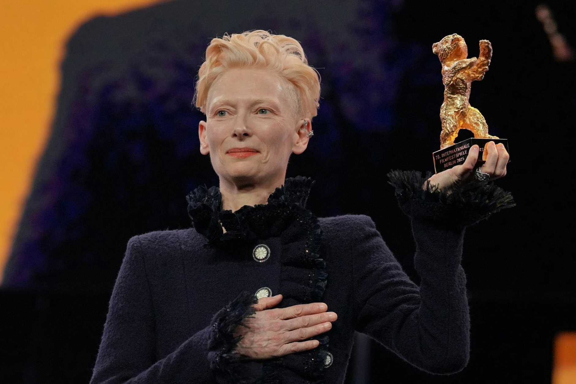 Tilda Swinton wurde bei der Berlinale 2025 mit dem goldenen Ehrenbär ausgezeichnet.