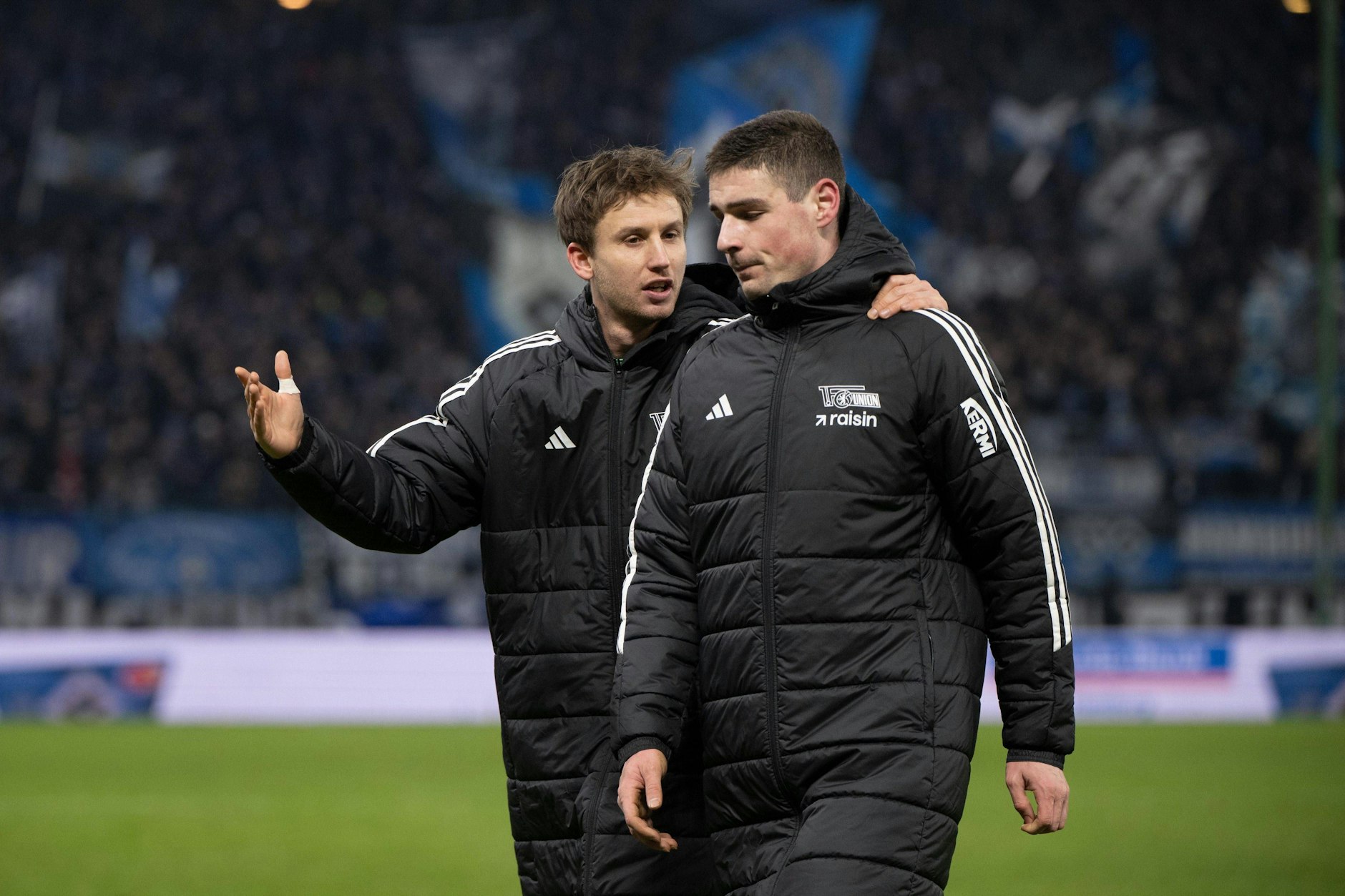 Jetzt geht es los: Union-Torhüter tröstet Andrej Ilic nach dem Spiel beim HSV und spricht ihm nach seinem ersten Saisontor Mut zu.