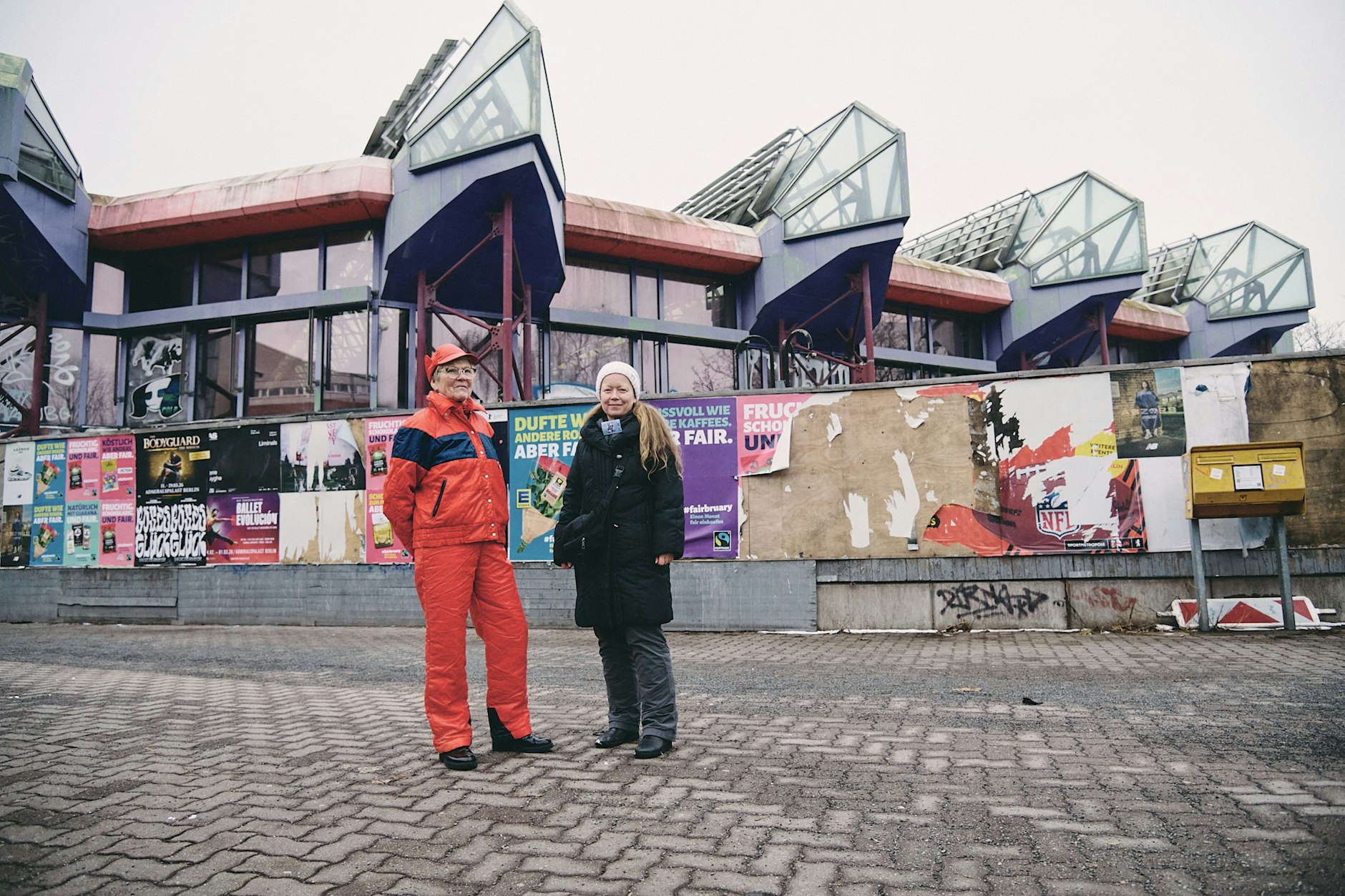 Monika List (l.) hat 21 Jahre im SEZ gearbeitet. Sie hält den Abriss des Hauses für eine Schande. An ihrer Seite: Susanne Lorenz von der Initiative „SEZ für alle“.