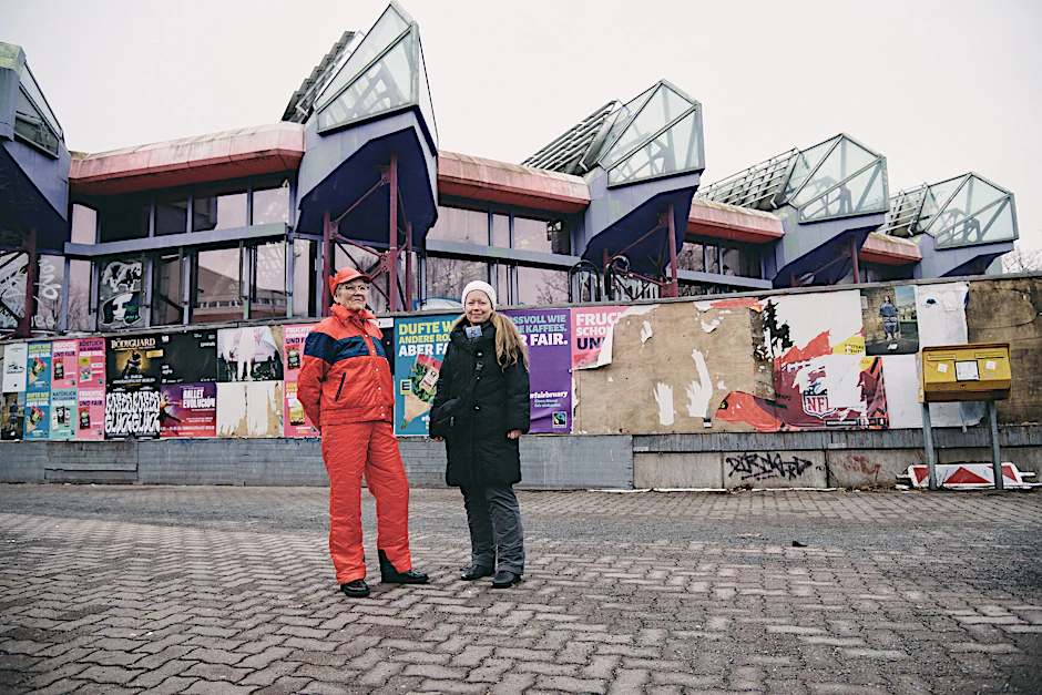 Monika List (l.) hat &nbsp;21 Jahre im SEZ gearbeitet. Sie hält den Abriss des Hauses für eine Schande. An ihrer Seite: Susanne Lorenz von der Initiative „SEZ für alle“.