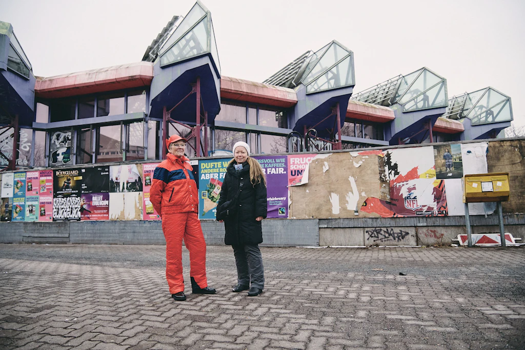 Monika List (l.) hat &nbsp;21 Jahre im SEZ gearbeitet. Sie hält den Abriss des Hauses für eine Schande. An ihrer Seite: Susanne Lorenz von der Initiative „SEZ für alle“.