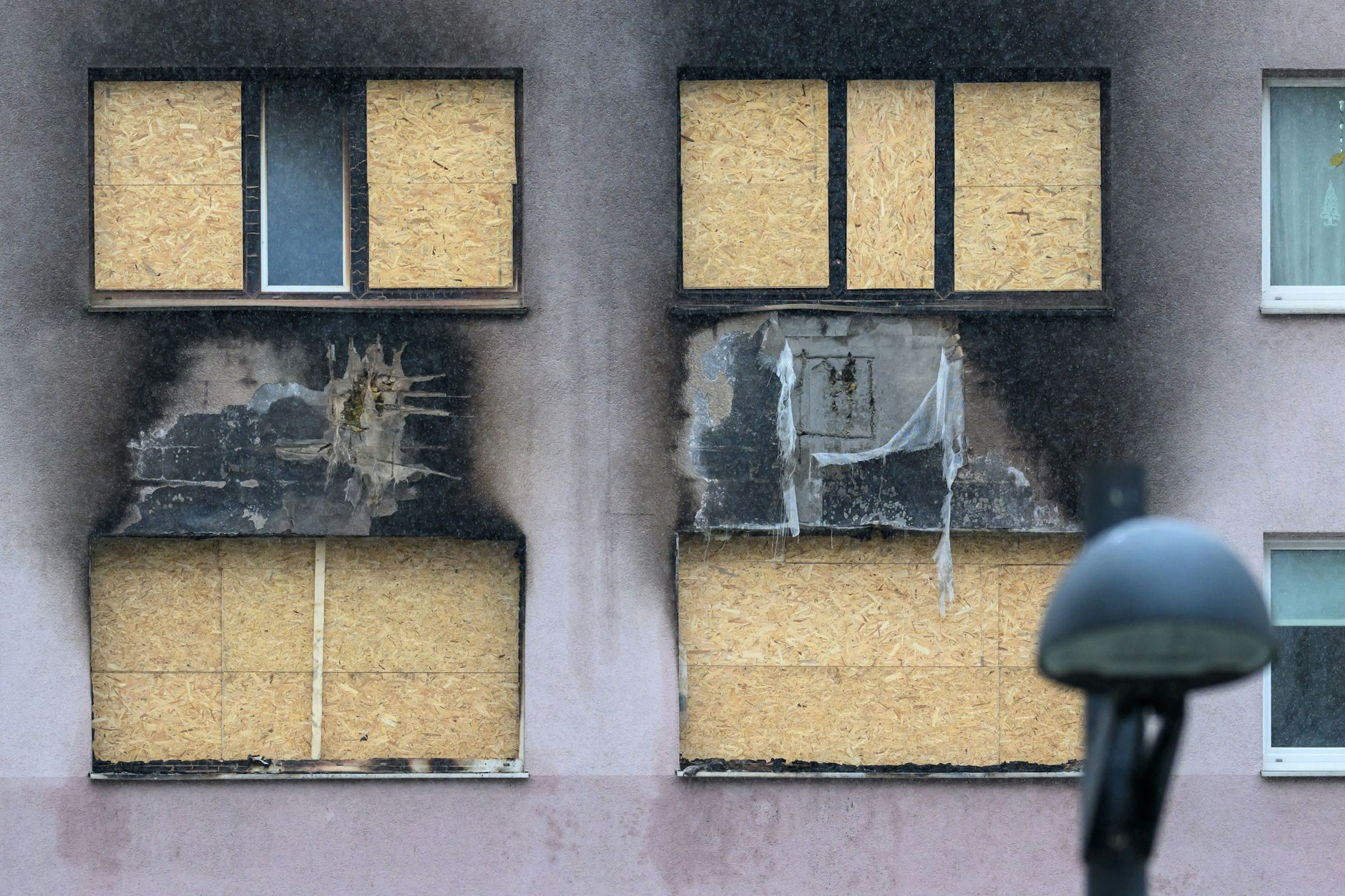 Bei der Wohnung, in der das Feuer entstand, soll es sich um eine vollgestellte Messie-Wohnung gehandelt haben.