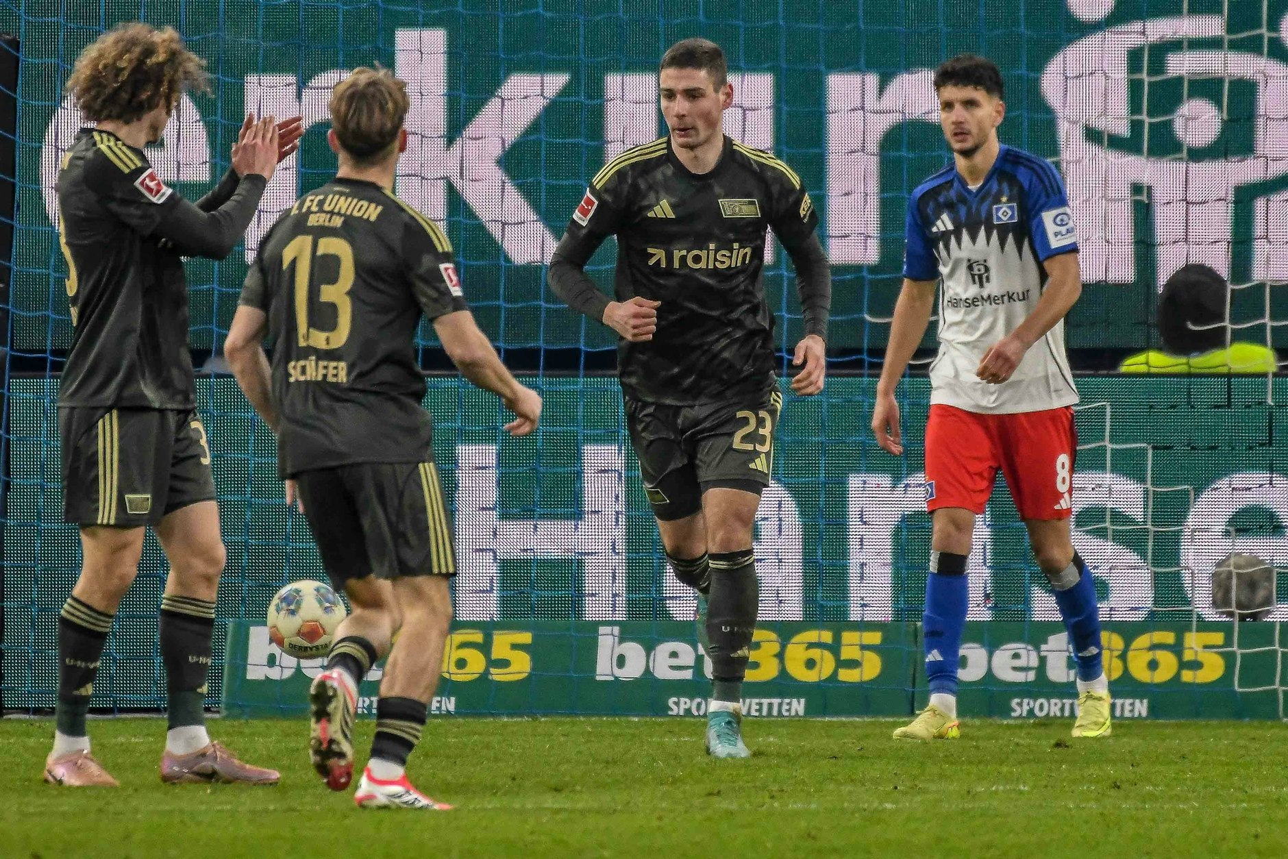 Endlich! Andrej Ilic schießt gegen den Hamburger SV sein erstes Saisontor. Zuvor vorgab der Stürmer noch eine Riesenchance.