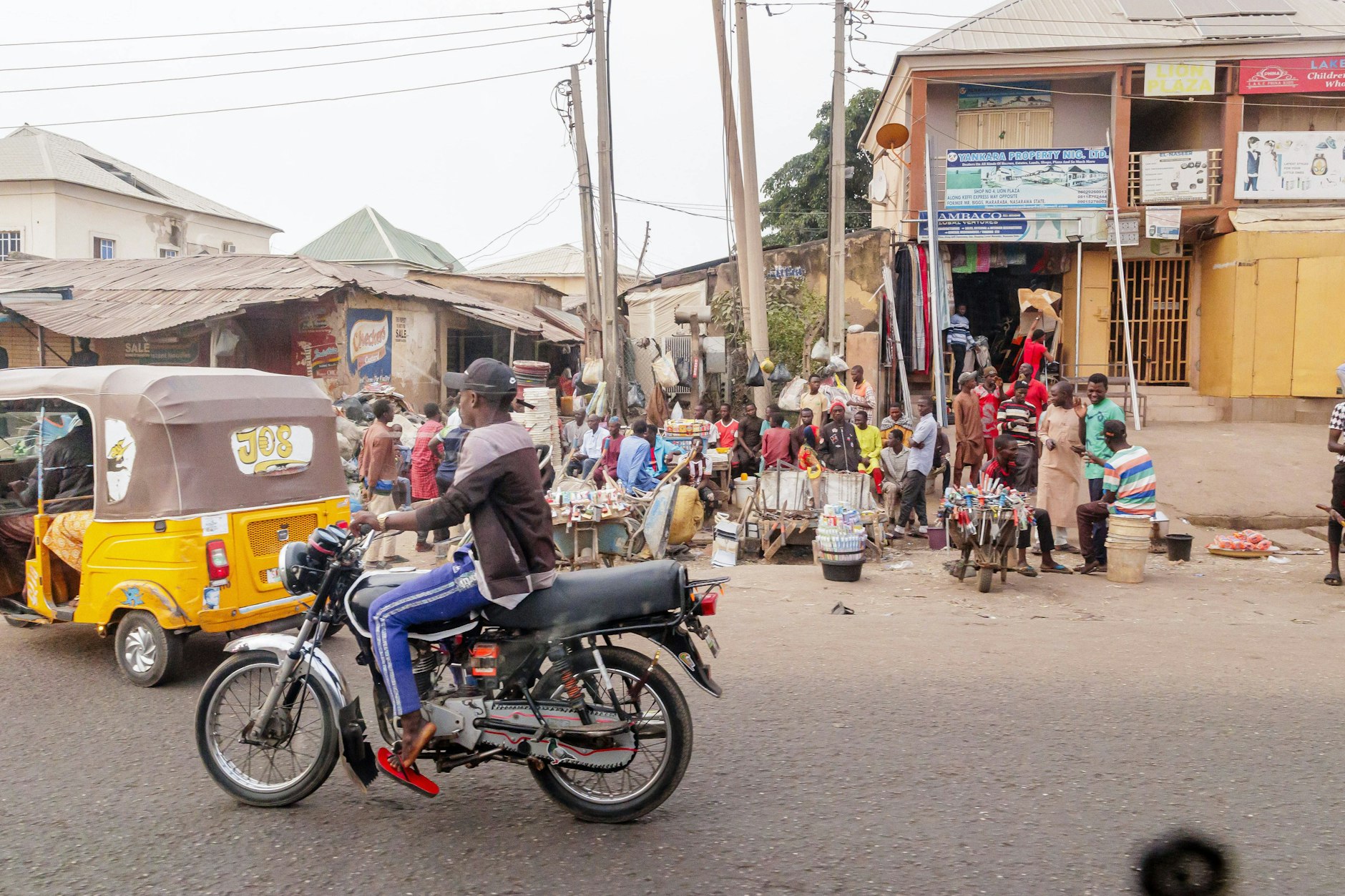 Eine Straßenszene in der Hauptstadt von Nigeria, Abuja