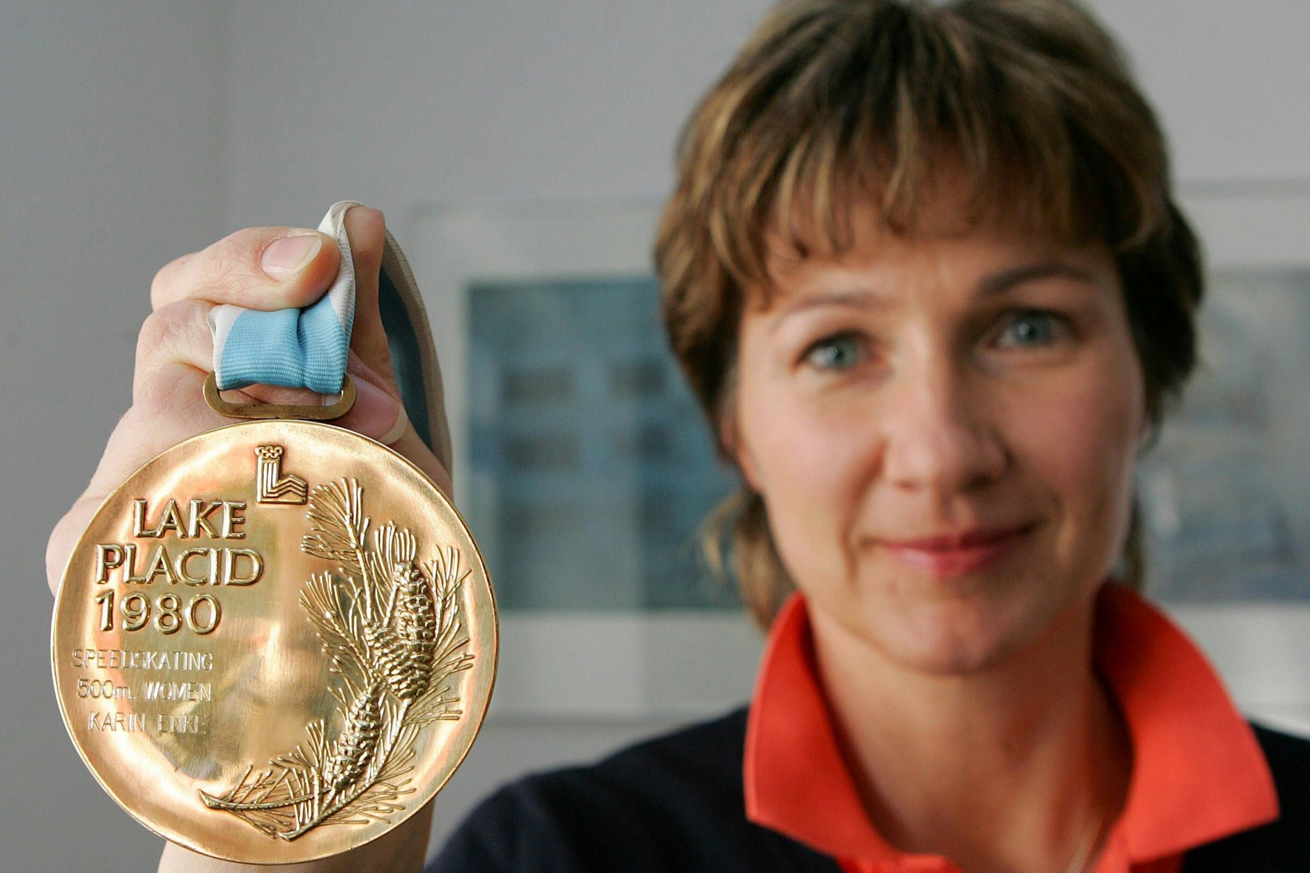 Karin Enke-Richter präsentiert ihre Goldmedaille von den Olympischen Winterspiele 1980 in Lake Placid.