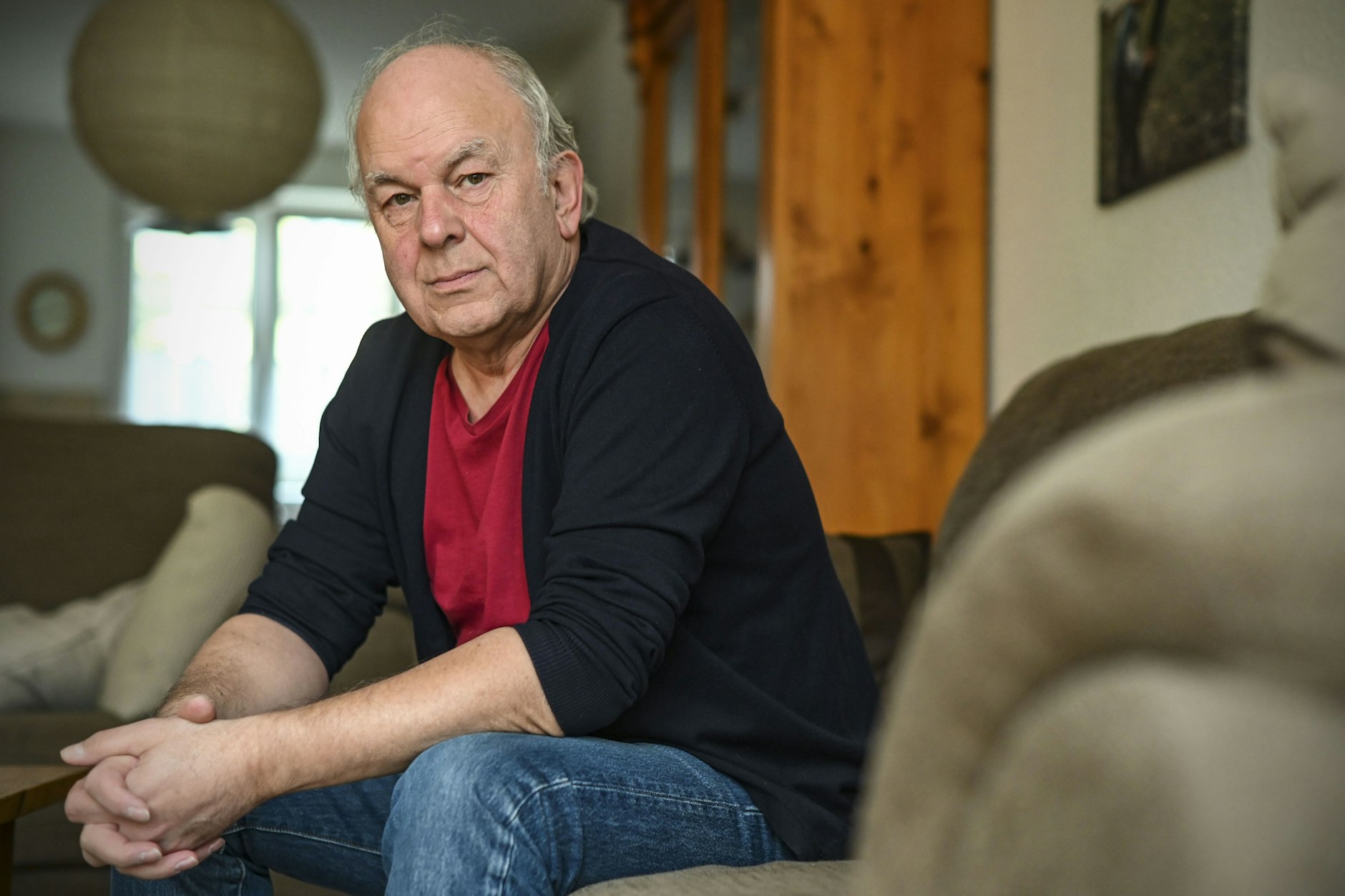 Regisseur Bernd Böhlich ist stinksauer. Er schimpft: „Die Degeto Film hat meiner Meinung nach zu viel Entscheidungsgewalt gegenüber den Sendern, in unserem Fall dem RBB. Und im fernen Hessen scheint man nicht zu wissen, wie beliebt und identitätsstiftend die ,Krause‘-Filme sind – auch, was ein positives Image Brandenburgs und des Ostens allgemein angeht.