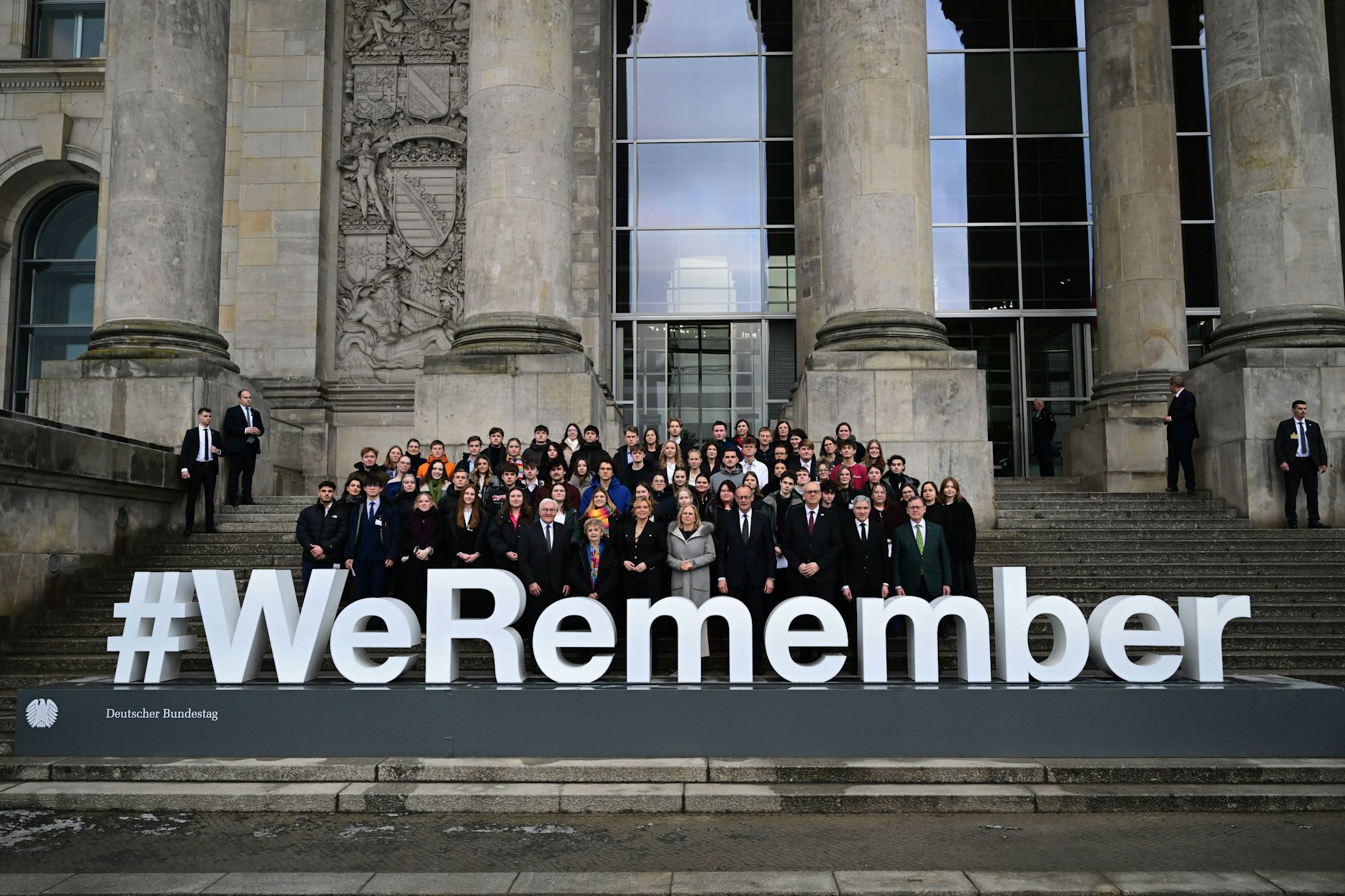 Spitzenvertreter des Staates versammeln sich am Holocaust-Gedenktag hinter dem „#weremember“-Schriftzug vor dem Reichstag.