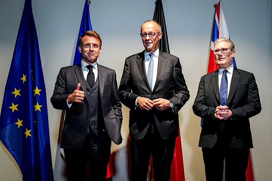 Die Staats- und Regierungschefs Frankreichs und Großbritanniens sowie Deutschland beim E3-Treffen am Rande des Nato-Gipfels in Den Haag.