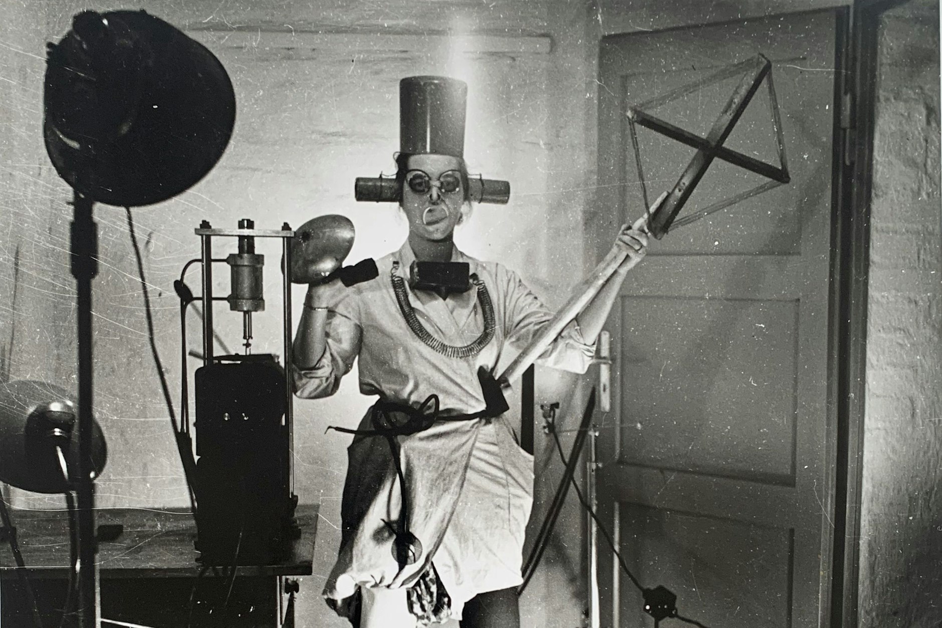 Evelyn Richter als&nbsp; Oberdada-Priester Hugo Ball: folgenschwere „Selbstinszenierung, TU Dresden“, 1952 (Ausschnitt)