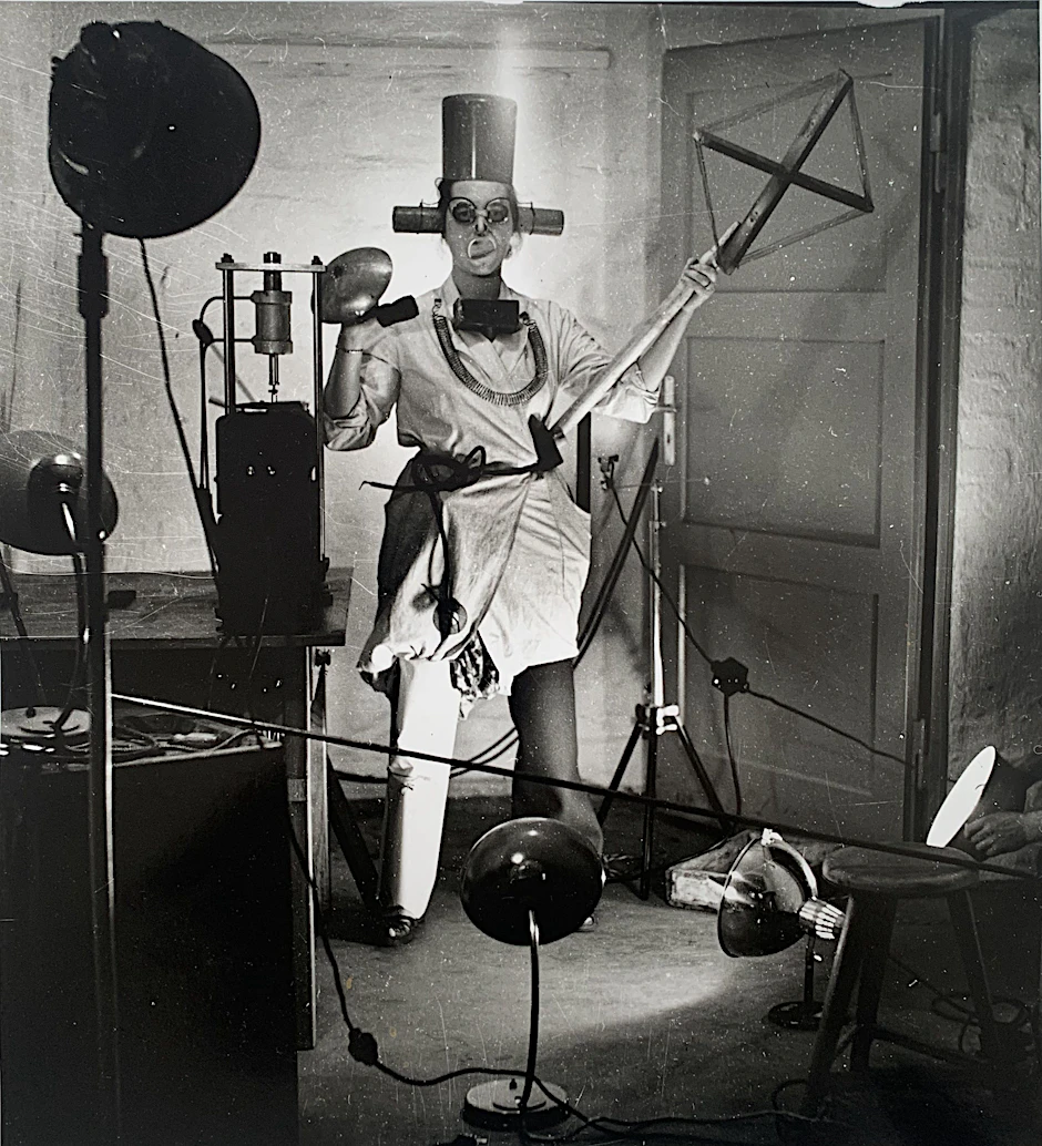 Evelyn Richter als&nbsp; Oberdada-Priester Hugo Ball: folgenschwere „Selbstinszenierung, TU Dresden“, 1952 (Ausschnitt)