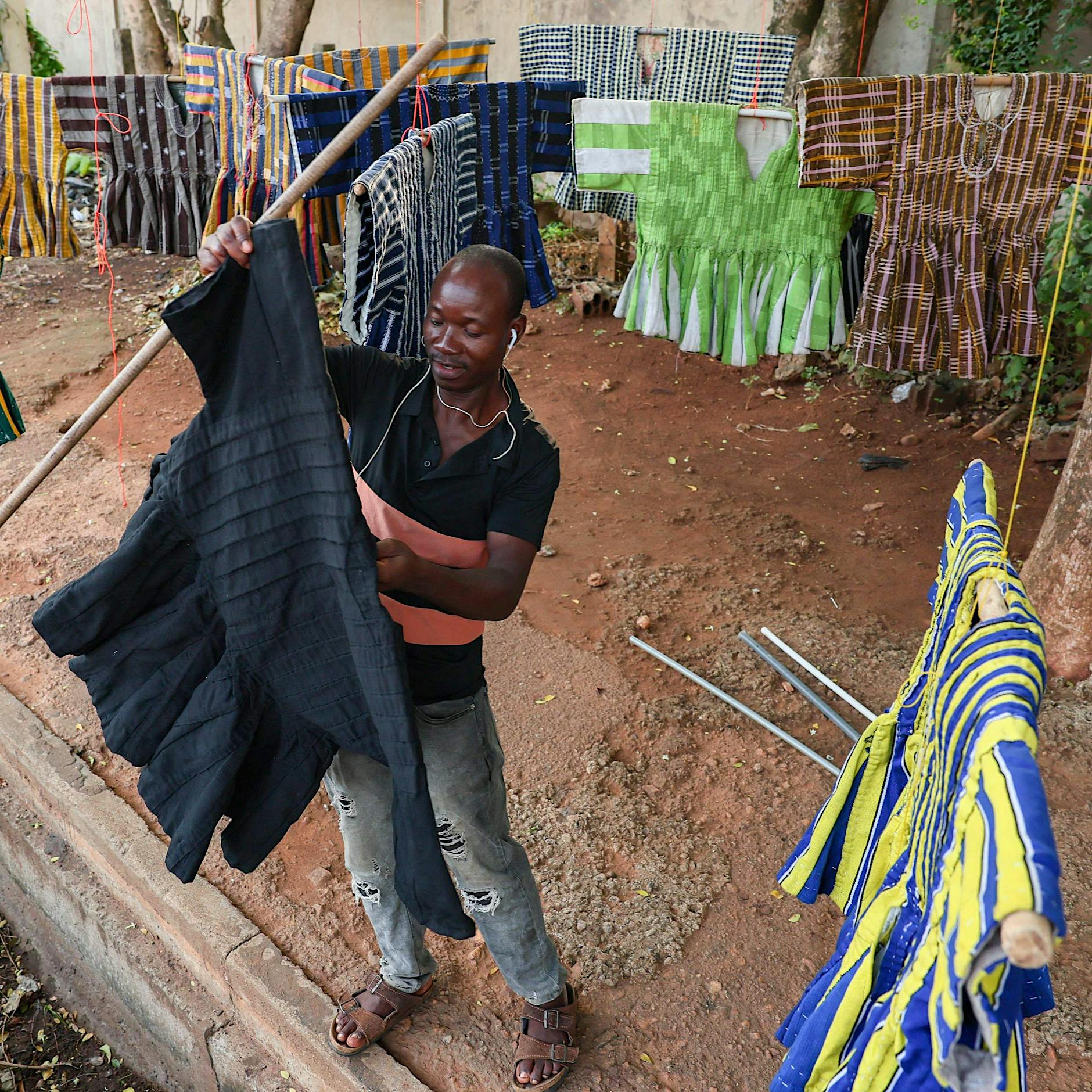 Kein Anzug, keine Krawatte: Ghanas Parlament tagt geschlossen in traditioneller Tracht
