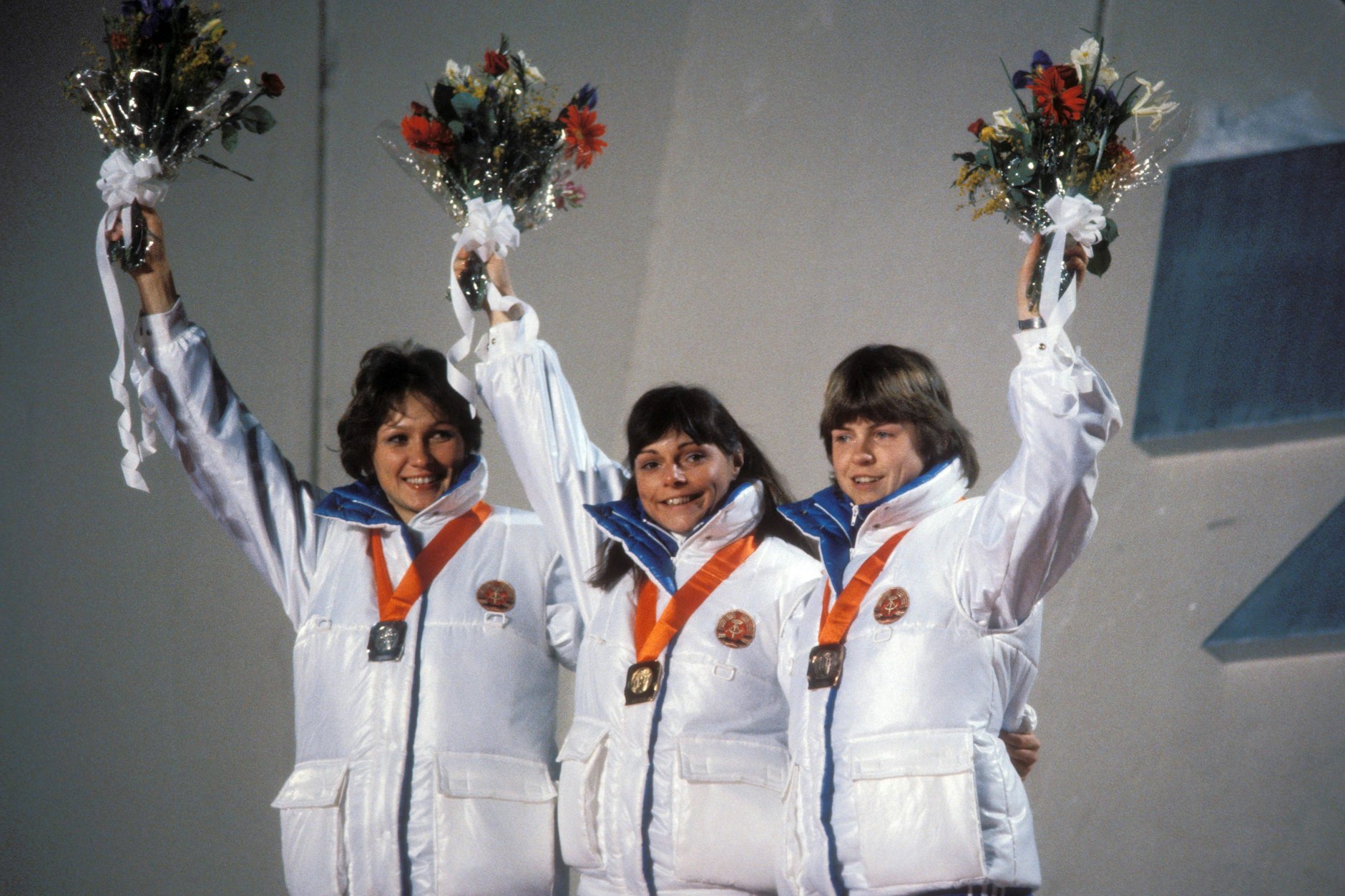 Großer Jubel für die Eisschnellläuferinnen der DDR. Andrea Schöne (Mitte) gewinnt die 3000 Meter bei den Olympischen Spielen 1984 vor Karin Enke und Gabi Schönbrunn.
