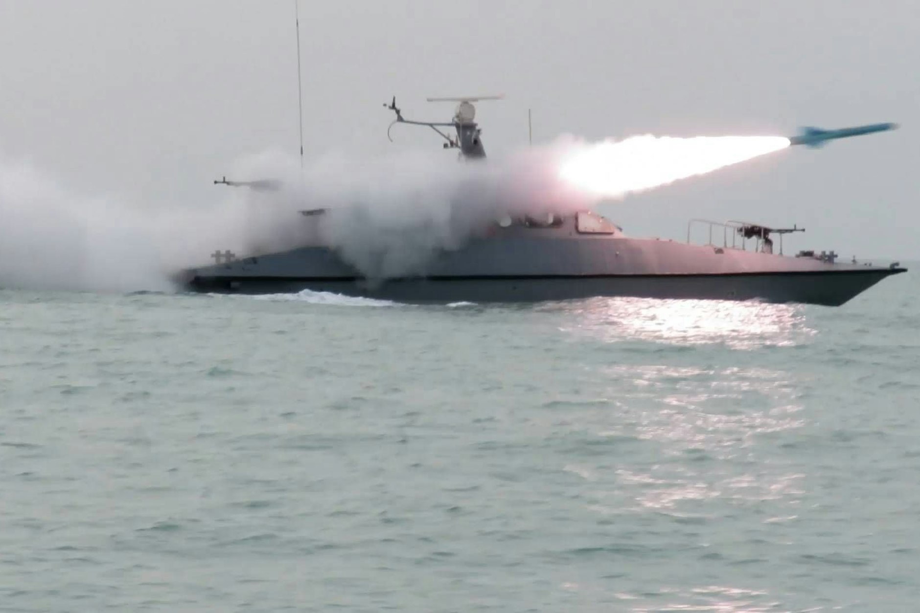 Iran: Boot feuert Rakete bei Militärübung im Persischen Golf, Straße von Hormus.