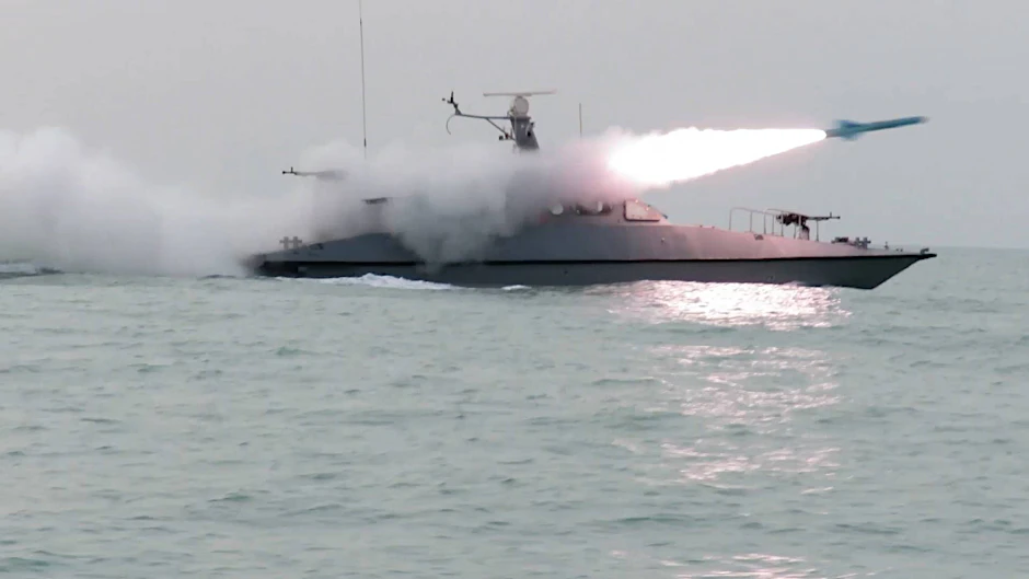 Ein Boot der iranischen Revolutionsgarde bei einem Militärmanöver in der Straße von Hormus
