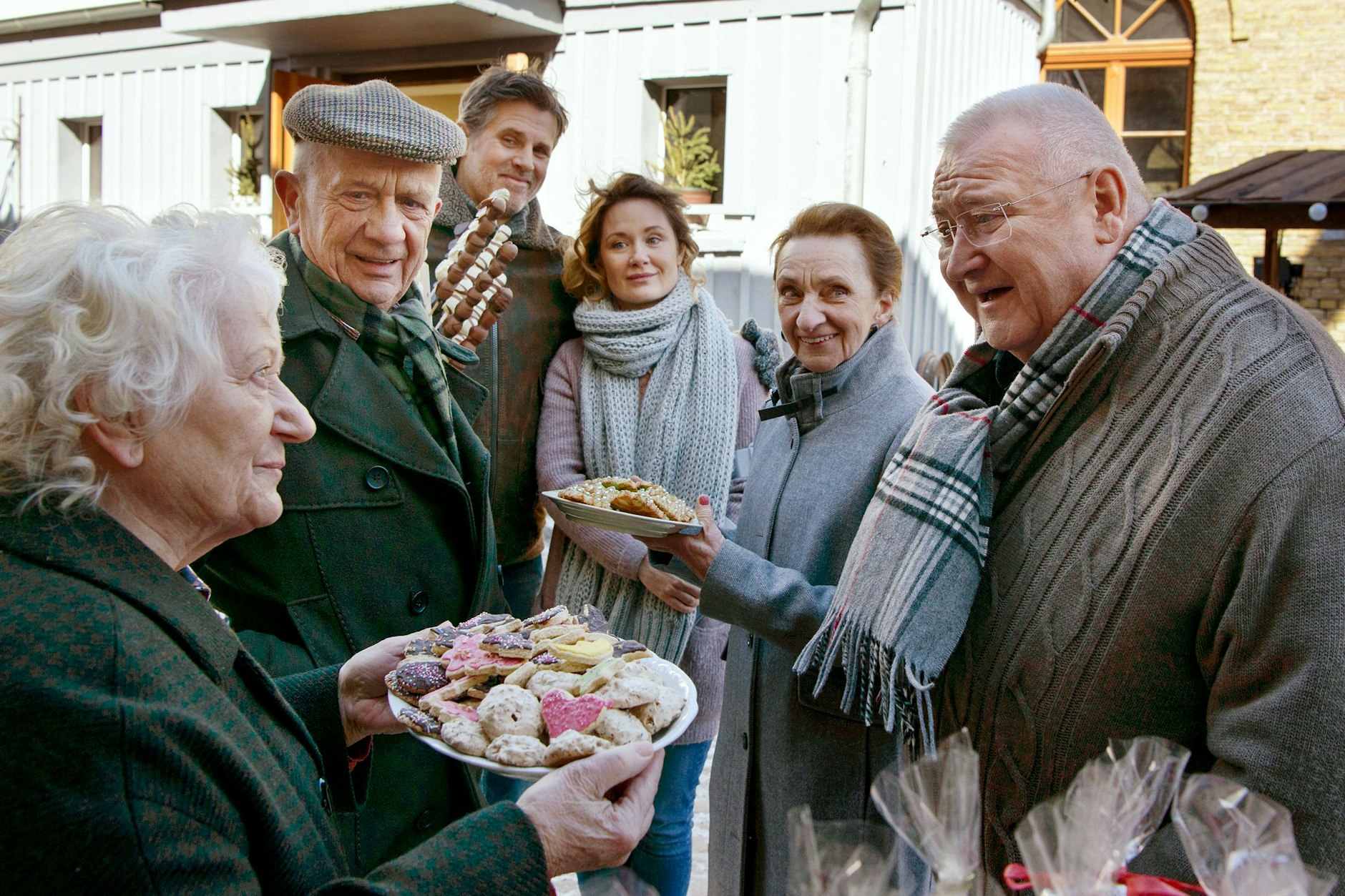 Das Star-Ensemble rund um Horst Krause im RBB-Film „Krauses Weihnacht“ aus dem Jahr 2022. (v.l.n.r.: Carmen-Maja Antoni, Christian Grashof, Steffen Groth, Pauline Knof, Angelika Böttiger, Horst Krause)