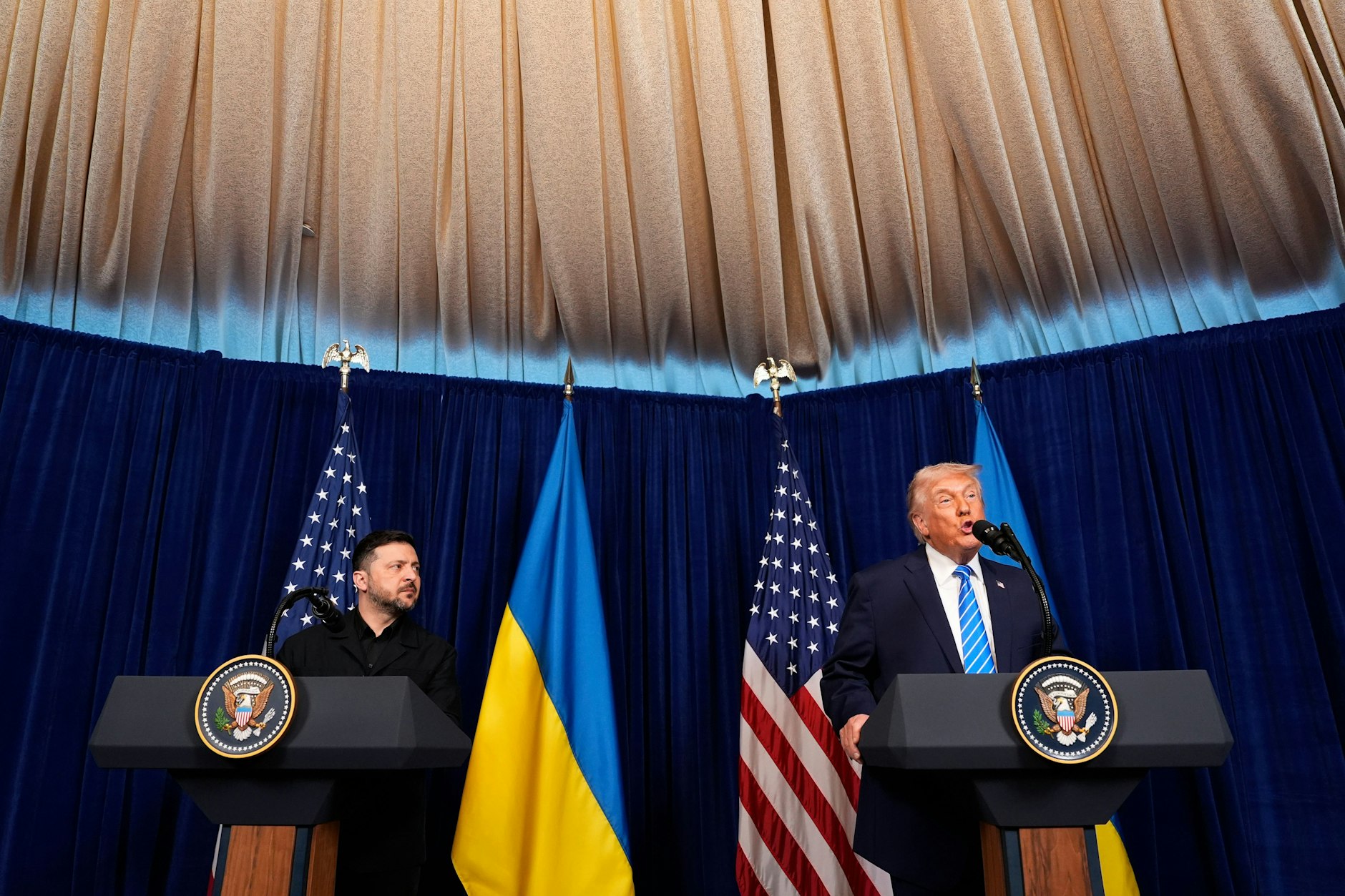Wolodymyr Selenskyj, Präsident der Ukraine (l) im Dezember bei einem Treffen mit US-Präsident Donald Trump