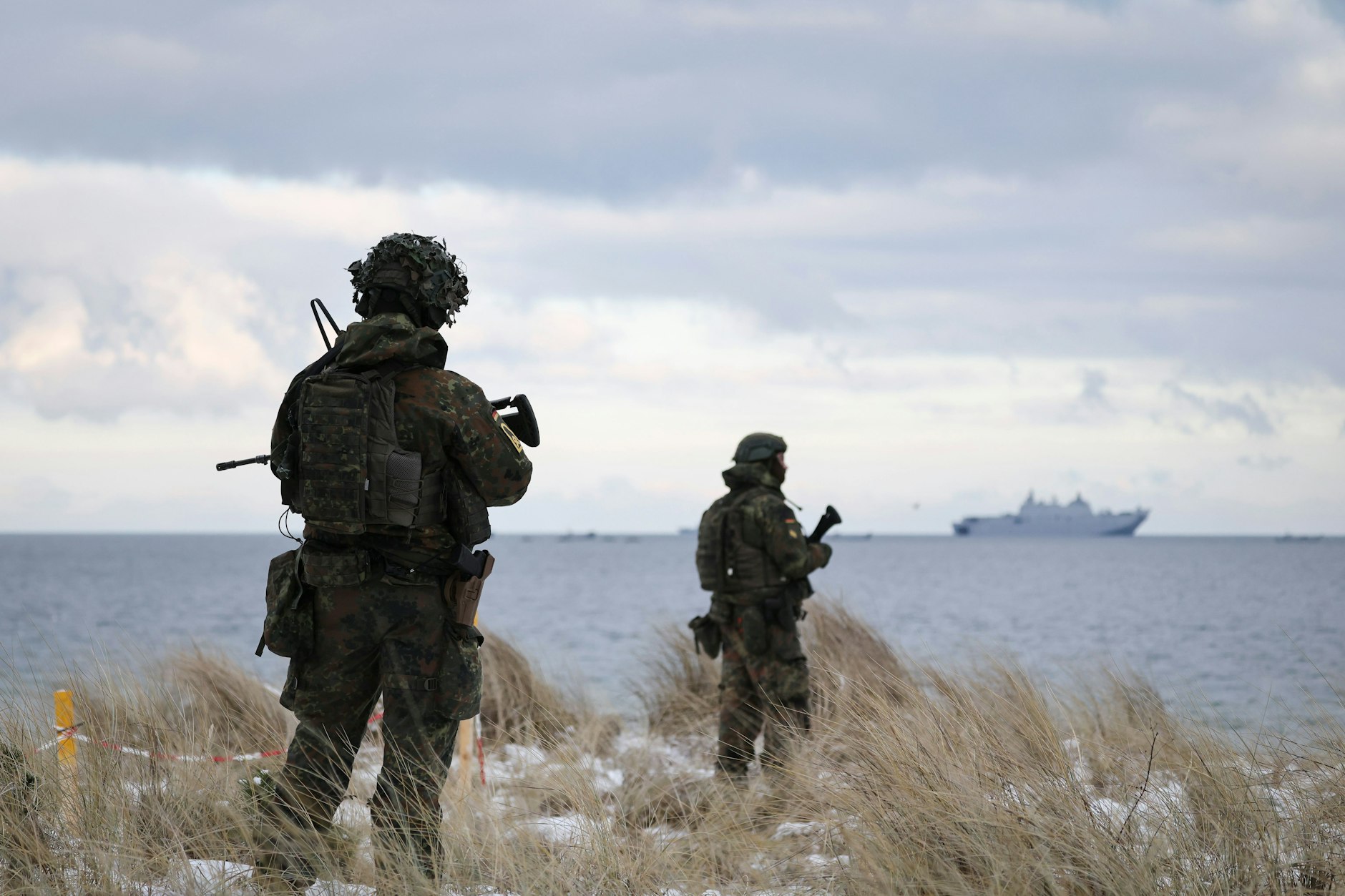 Soldaten der Bundeswehr stehen an der Küste auf dem Truppenübungsplatz Putlos.