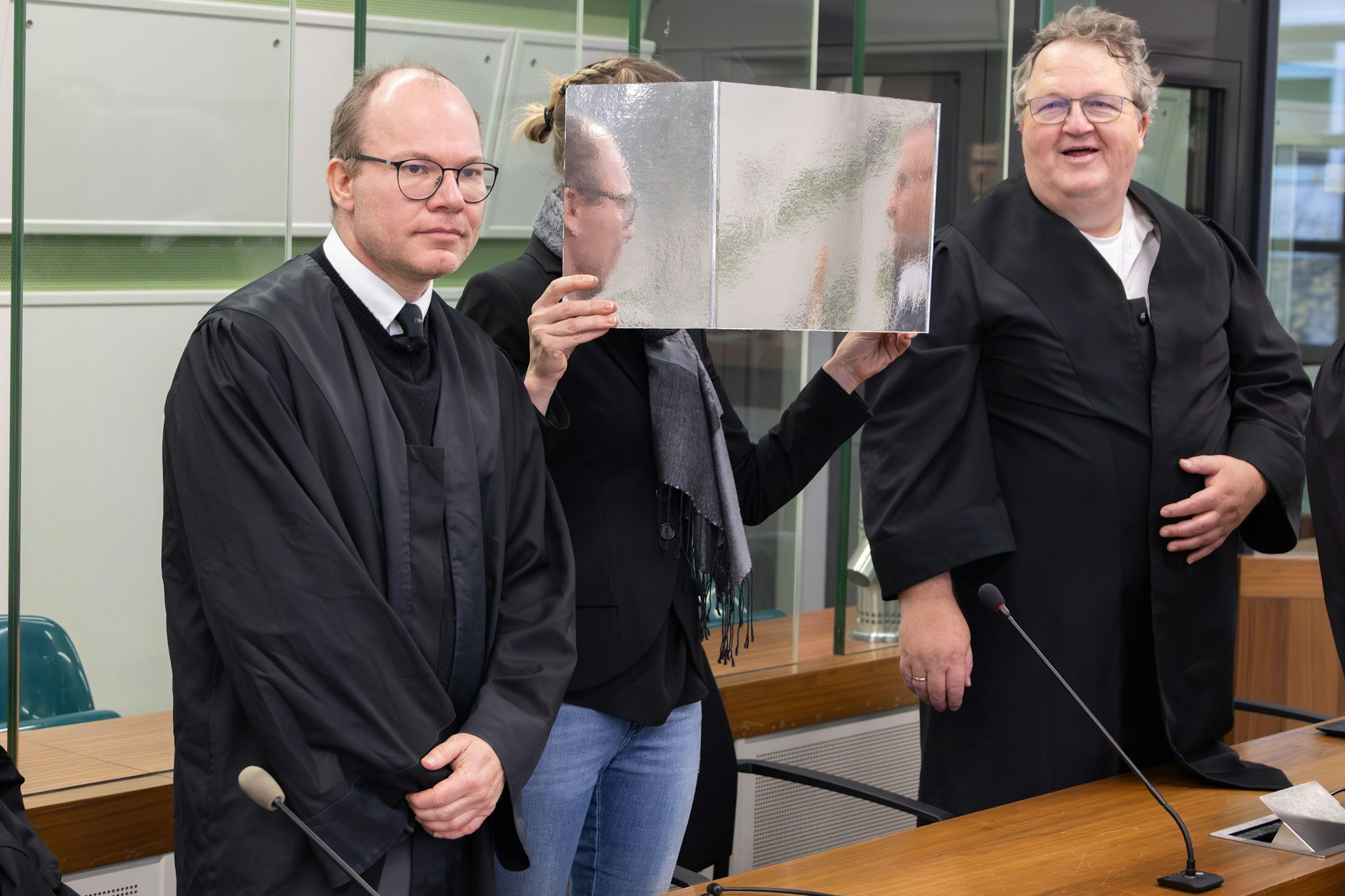 Die Autohändlerin Evgeniya P. – hier mit ihren beiden Verteidigern – wurde am Mittwoch zu einer Haftstrafe von fast fünf Jahren verurteilt.