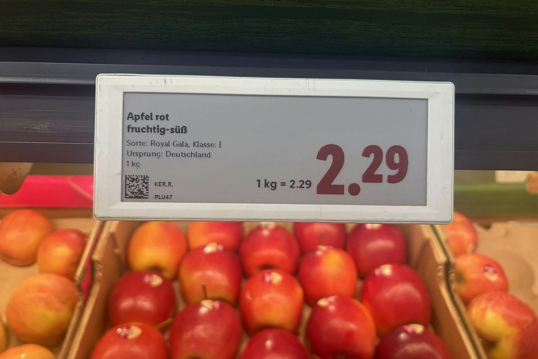 Die roten Zahlen in einer Lidl-Filiale in Prenzlauer Berg wirken wie ein Sonderangebot.