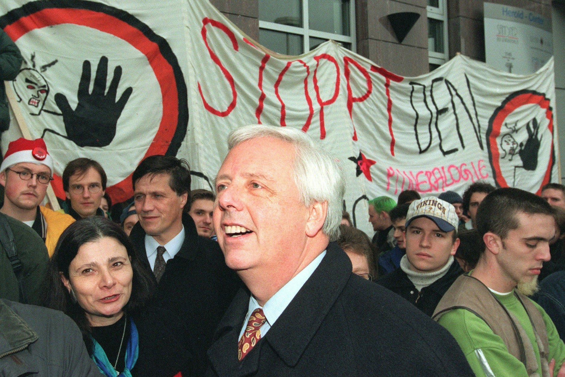 Stuttgart, 1997: Der baden-württembergische Wissenschaftsminister Klaus von Trotha (CDU) geht zu einer Studentendemonstration gegen die Forderung nach Studiengebühren und der Situation an den Bibliotheken der Universitäten.