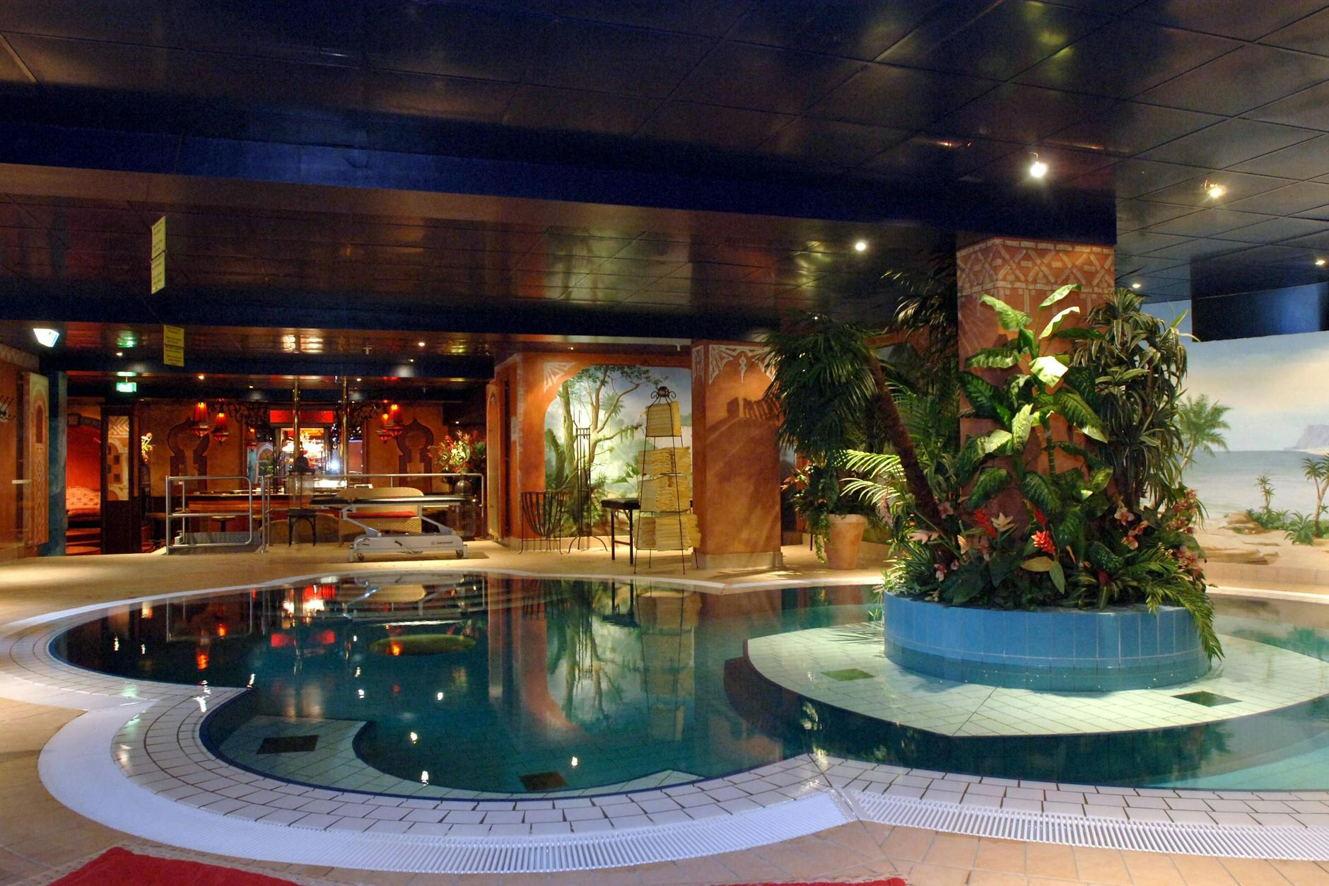 Der großzügige Wellnessbereich mit Swimmingpool gehört im Artemis zum Leistungsumfang des 90-Euro-Eintritts.