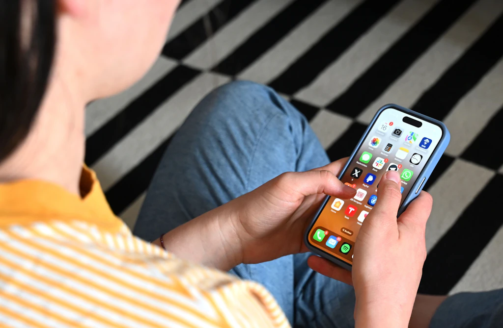 Verbot oder Vertrauen? Was der Streit um Social Media für Jugendliche wirklich bedeutet