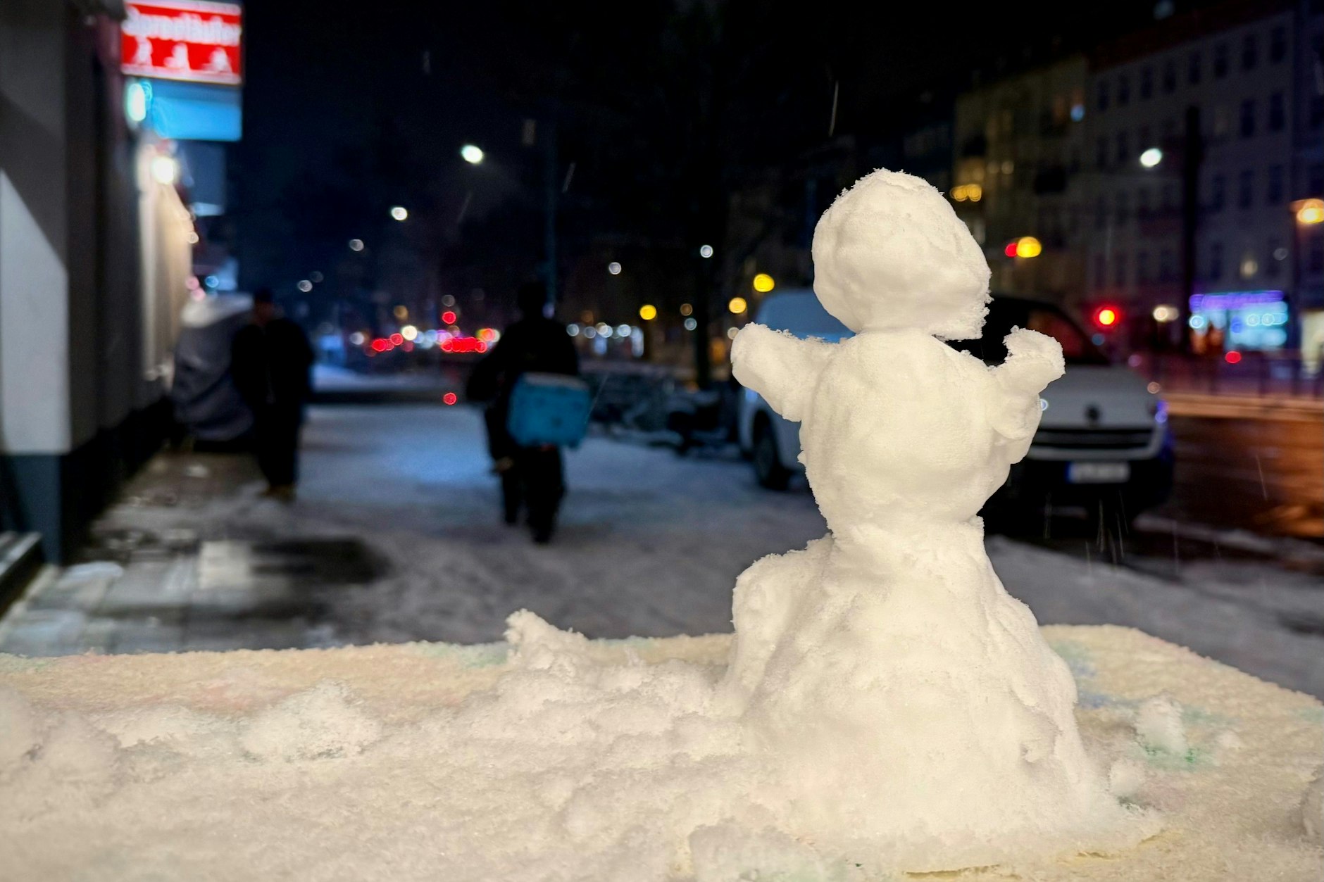 Der letzte Schneemann des Jahres hatte sogar Ärmchen.