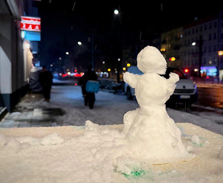Der letzte Schneemann des Jahres hatte sogar Ärmchen.
