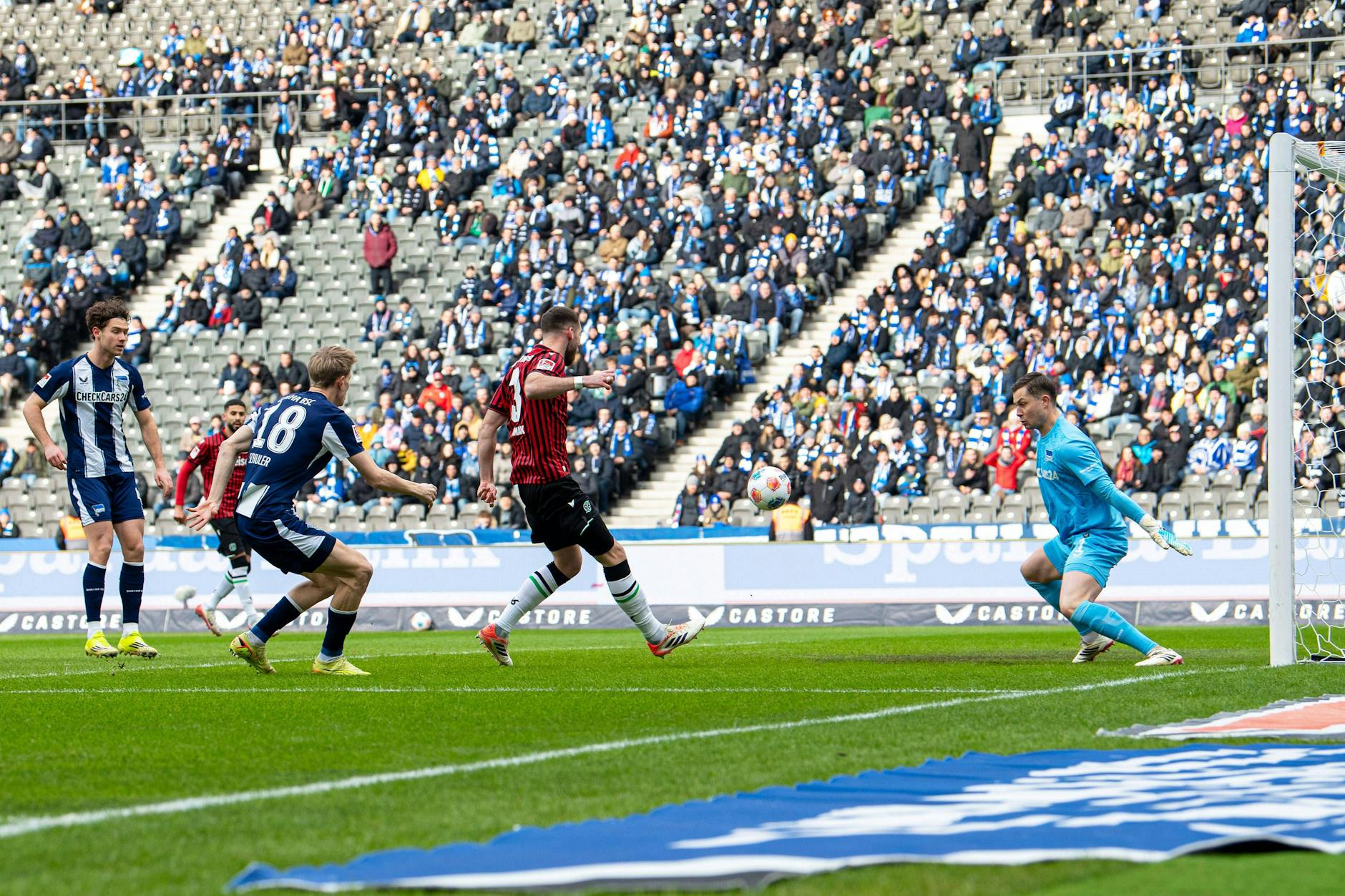 Hannovers Boris Tomiak konnte ungehindert ein frühes Tor machen, weil Herthas Luca Schuler nicht aufgepasst hatte.