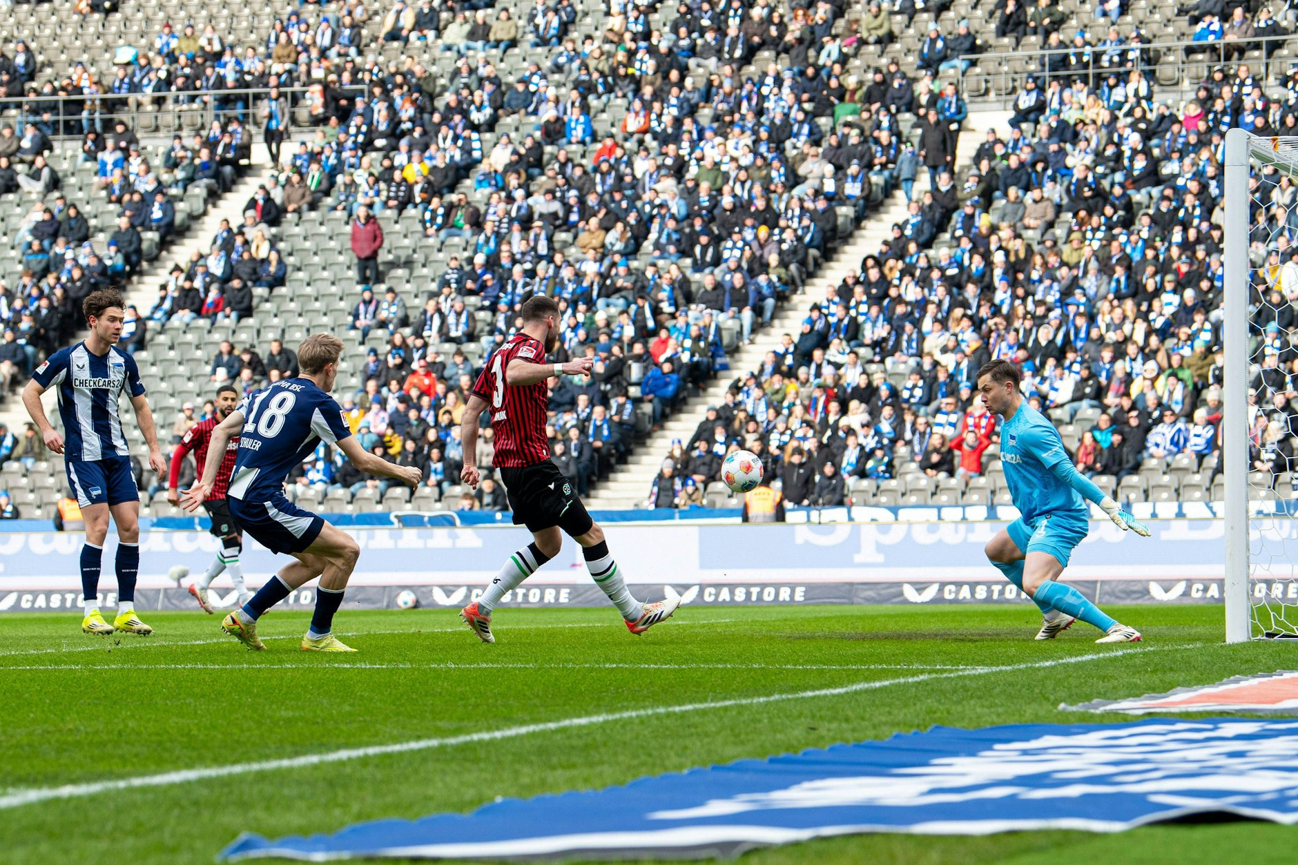 Hannovers Boris Tomiak konnte ungehindert ein frühes Tor machen, weil Herthas Luca Schuler nicht aufgepasst hatte. 