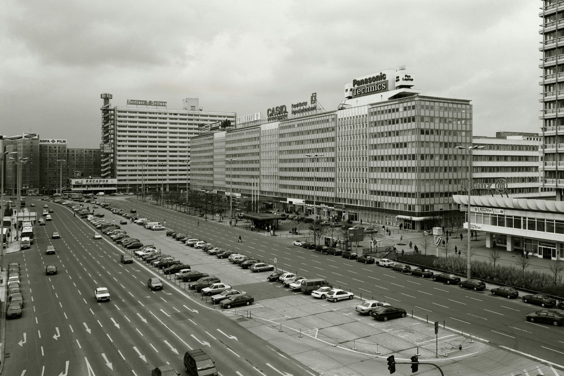 Das Haus des Berliner Verlages (hinten) am Berliner Alexanderplatz im Jahr &nbsp;1994/95. Hier ist der Berliner Verlag Zuhause.